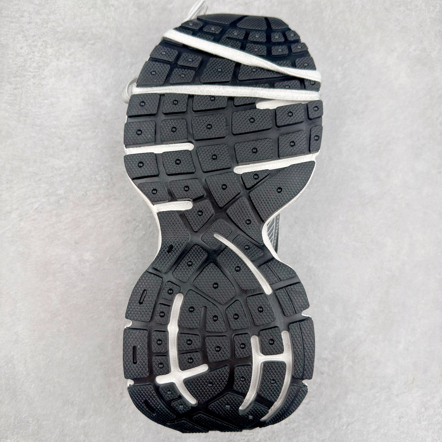 图片[9]-＃TG福利特价 BALENCIAGA 3XL Sneakers 巴黎世家十代网布系带低帮走秀复古老爹鞋 配套套现全码福利开炸 长期补货价格一步到位 市场中端王者 欢迎对比 实力大厂成熟流水线出品 品控完美 免检产品 新配色陆续开发 全套原纸板楦头开发 完美版型 鞋头边缘和后帮徽标 鞋面和后跟凸印尺码 鞋舌 3XL 橡胶品牌标识和反光细节 鞋帮拉袢和鞋舌拉祥 配反光细节 备用鞋带在鞋履前侧 可在穿着前取下 便于不同造型搭配 注意运费超重 偏大一码 尺码：35 36 37 38 39 40 41 42 43 44 45 46-选品中心