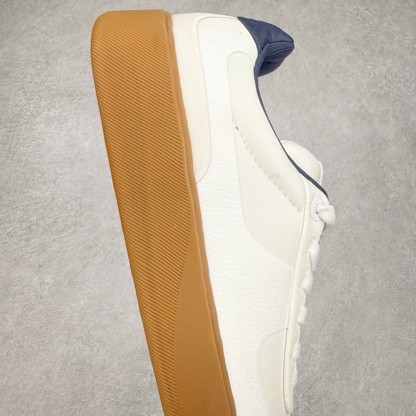 图片[6]-＃GD广顶 lululemon Cityverse 露露乐檬极简主义减震耐磨低帮生活休闲鞋 Cityverse将运动性能融入经典休闲鞋中，中底提供出色缓震，并贴合足部曲线，带来全天候的舒适感。鞋面采用两种材质拼接，且前半部分采用热熔压胶处理，无任何缝线，保留了鞋身整体性。模制泡沫的鞋垫带来上乘的脚感，在平日休闲穿着时不会磨脚，也能提供轻质软弹的效果。25年来，lululemon一直秉持“感受为先”的设计理念，并相信更好的感受带来更好的表现。此次男鞋的设计亦是如此。投入多年研究，针对男性在不同运动场景中的脚步形态设计了不同鞋履款式。同时，还进行了生物力学与形态学研究，为“他”带来更好的贴合度和感受。尺码：36 36.5 37.5 38 38.5 39 40 40.5 41 42 42.5 43 44 44.5 45-选品中心