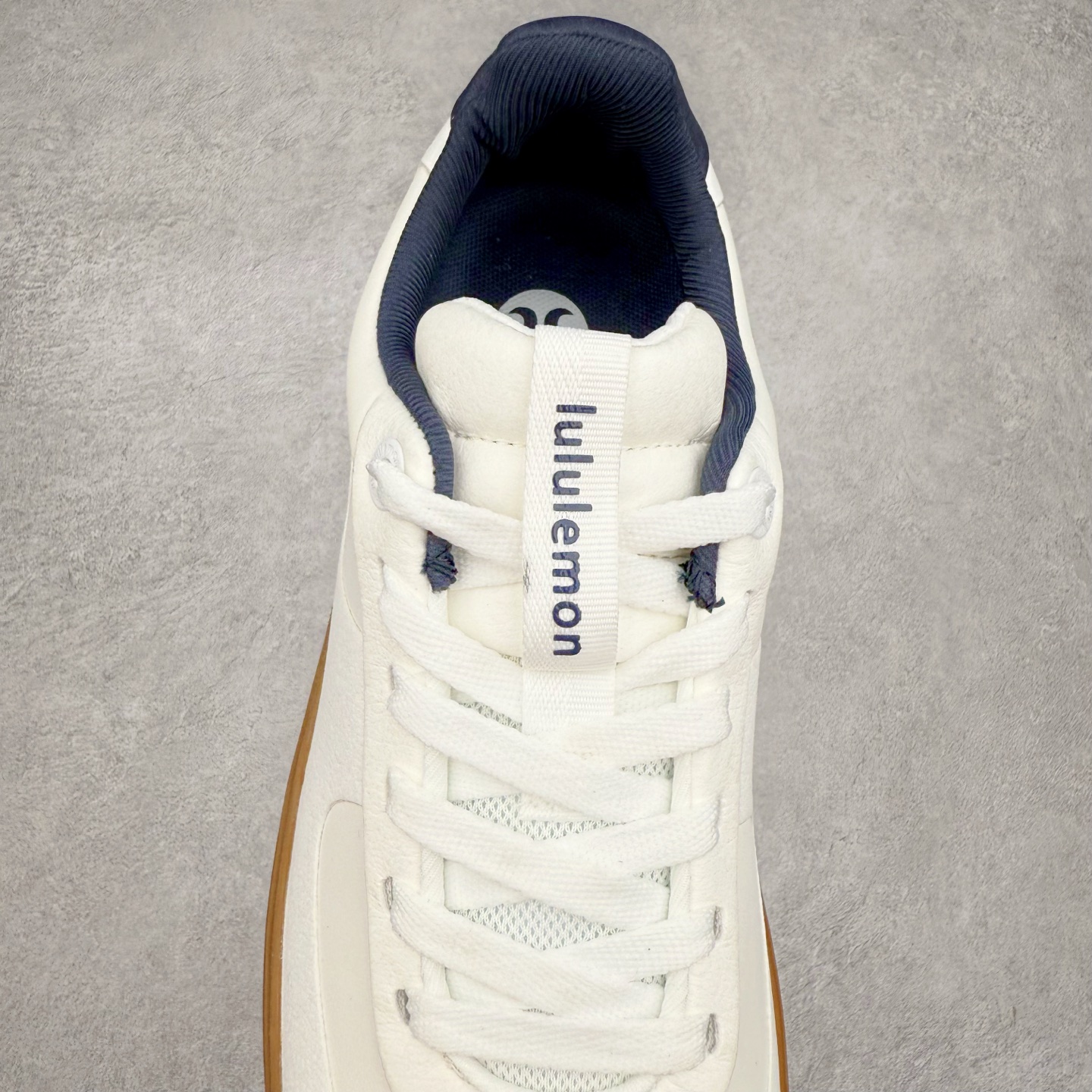 图片[5]-＃GD广顶 lululemon Cityverse 露露乐檬极简主义减震耐磨低帮生活休闲鞋 Cityverse将运动性能融入经典休闲鞋中，中底提供出色缓震，并贴合足部曲线，带来全天候的舒适感。鞋面采用两种材质拼接，且前半部分采用热熔压胶处理，无任何缝线，保留了鞋身整体性。模制泡沫的鞋垫带来上乘的脚感，在平日休闲穿着时不会磨脚，也能提供轻质软弹的效果。25年来，lululemon一直秉持“感受为先”的设计理念，并相信更好的感受带来更好的表现。此次男鞋的设计亦是如此。投入多年研究，针对男性在不同运动场景中的脚步形态设计了不同鞋履款式。同时，还进行了生物力学与形态学研究，为“他”带来更好的贴合度和感受。尺码：36 36.5 37.5 38 38.5 39 40 40.5 41 42 42.5 43 44 44.5 45-选品中心