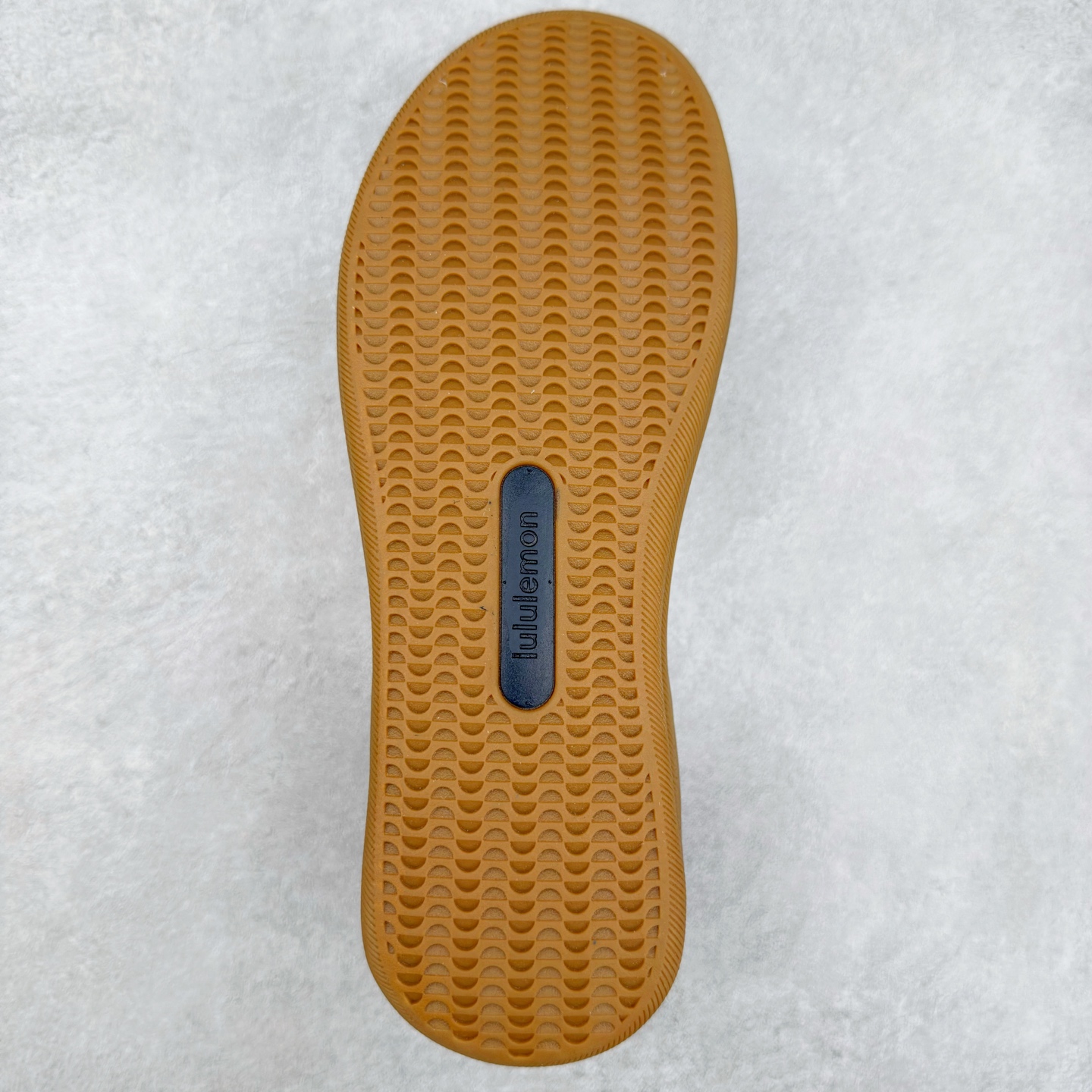 图片[9]-＃GD广顶 lululemon Cityverse 露露乐檬极简主义减震耐磨低帮生活休闲鞋 Cityverse将运动性能融入经典休闲鞋中，中底提供出色缓震，并贴合足部曲线，带来全天候的舒适感。鞋面采用两种材质拼接，且前半部分采用热熔压胶处理，无任何缝线，保留了鞋身整体性。模制泡沫的鞋垫带来上乘的脚感，在平日休闲穿着时不会磨脚，也能提供轻质软弹的效果。25年来，lululemon一直秉持“感受为先”的设计理念，并相信更好的感受带来更好的表现。此次男鞋的设计亦是如此。投入多年研究，针对男性在不同运动场景中的脚步形态设计了不同鞋履款式。同时，还进行了生物力学与形态学研究，为“他”带来更好的贴合度和感受。尺码：36 36.5 37.5 38 38.5 39 40 40.5 41 42 42.5 43 44 44.5 45-选品中心