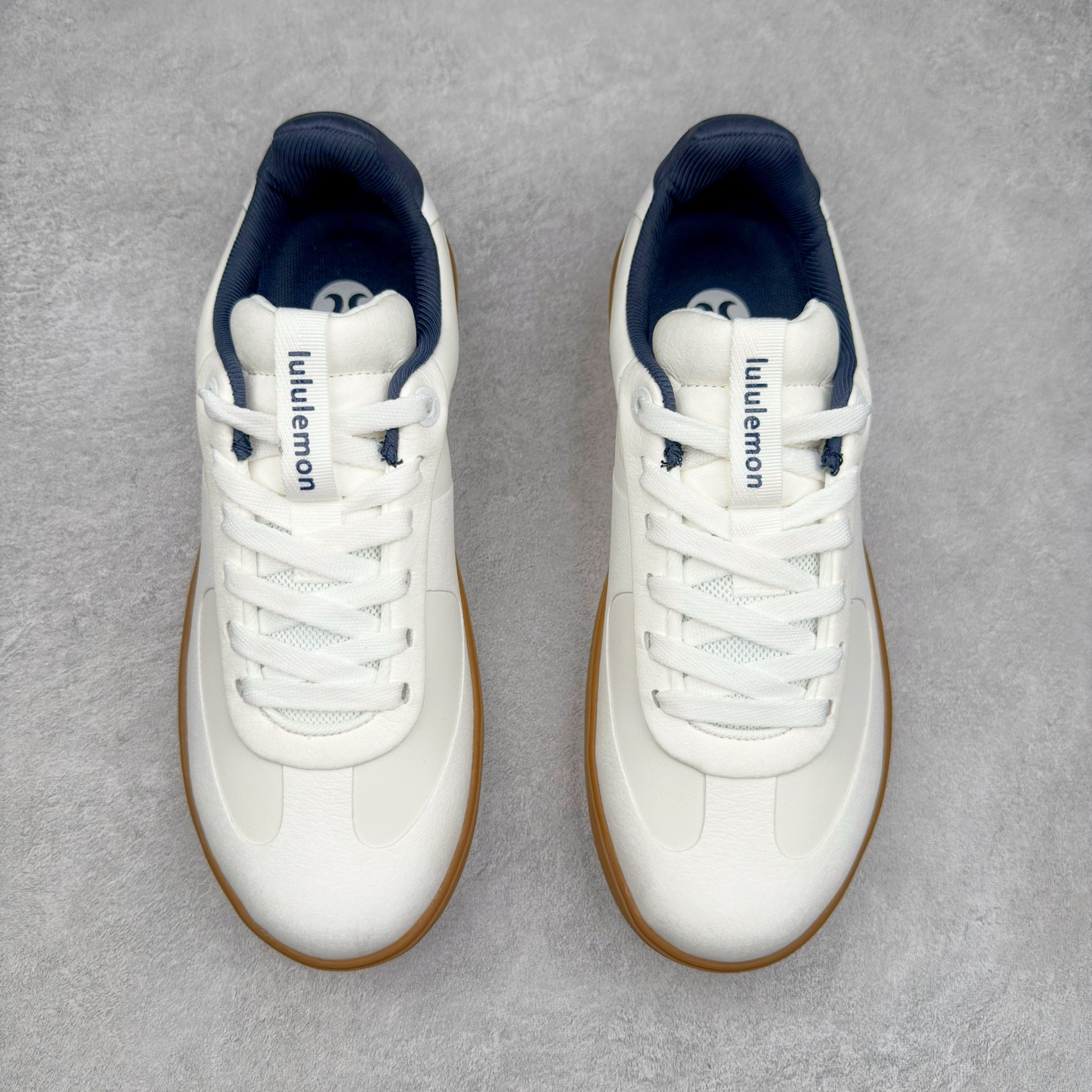 图片[2]-＃GD广顶 lululemon Cityverse 露露乐檬极简主义减震耐磨低帮生活休闲鞋 Cityverse将运动性能融入经典休闲鞋中，中底提供出色缓震，并贴合足部曲线，带来全天候的舒适感。鞋面采用两种材质拼接，且前半部分采用热熔压胶处理，无任何缝线，保留了鞋身整体性。模制泡沫的鞋垫带来上乘的脚感，在平日休闲穿着时不会磨脚，也能提供轻质软弹的效果。25年来，lululemon一直秉持“感受为先”的设计理念，并相信更好的感受带来更好的表现。此次男鞋的设计亦是如此。投入多年研究，针对男性在不同运动场景中的脚步形态设计了不同鞋履款式。同时，还进行了生物力学与形态学研究，为“他”带来更好的贴合度和感受。尺码：36 36.5 37.5 38 38.5 39 40 40.5 41 42 42.5 43 44 44.5 45-选品中心