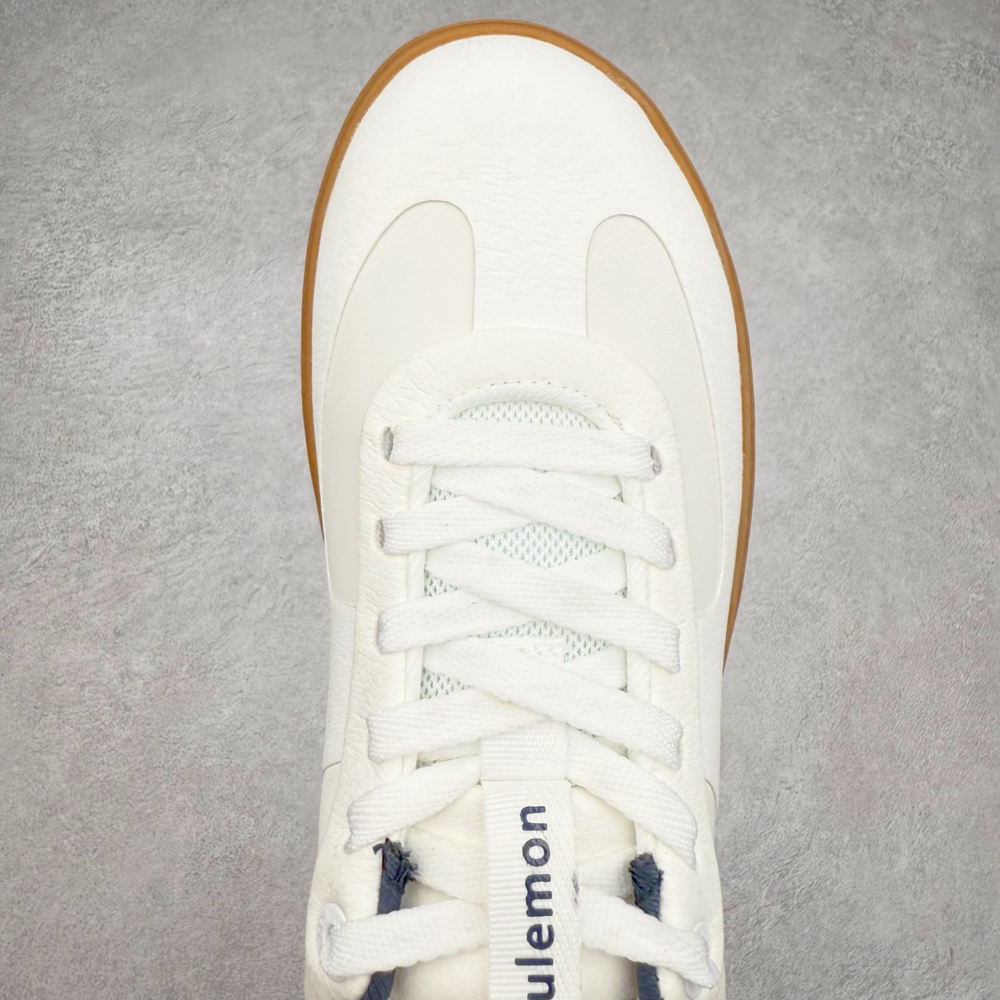 图片[4]-＃GD广顶 lululemon Cityverse 露露乐檬极简主义减震耐磨低帮生活休闲鞋 Cityverse将运动性能融入经典休闲鞋中，中底提供出色缓震，并贴合足部曲线，带来全天候的舒适感。鞋面采用两种材质拼接，且前半部分采用热熔压胶处理，无任何缝线，保留了鞋身整体性。模制泡沫的鞋垫带来上乘的脚感，在平日休闲穿着时不会磨脚，也能提供轻质软弹的效果。25年来，lululemon一直秉持“感受为先”的设计理念，并相信更好的感受带来更好的表现。此次男鞋的设计亦是如此。投入多年研究，针对男性在不同运动场景中的脚步形态设计了不同鞋履款式。同时，还进行了生物力学与形态学研究，为“他”带来更好的贴合度和感受。尺码：36 36.5 37.5 38 38.5 39 40 40.5 41 42 42.5 43 44 44.5 45-选品中心