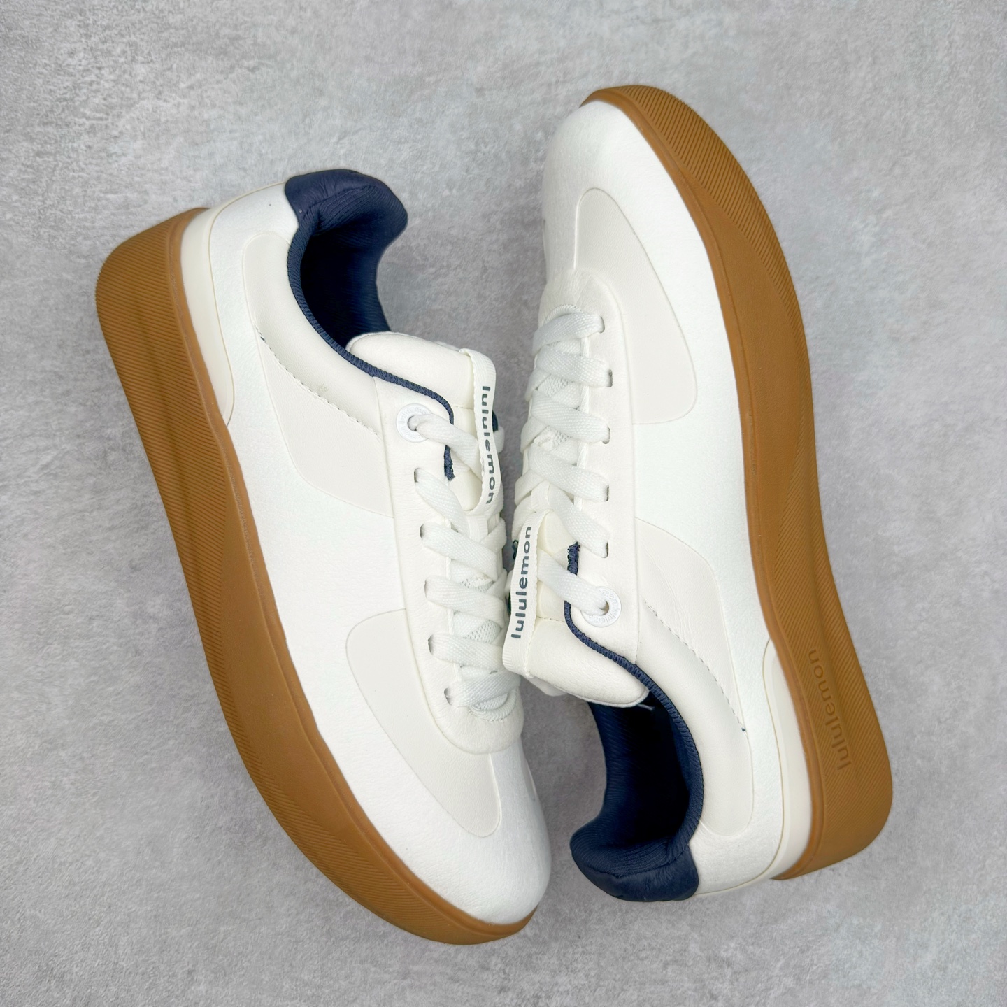 图片[3]-＃GD广顶 lululemon Cityverse 露露乐檬极简主义减震耐磨低帮生活休闲鞋 Cityverse将运动性能融入经典休闲鞋中，中底提供出色缓震，并贴合足部曲线，带来全天候的舒适感。鞋面采用两种材质拼接，且前半部分采用热熔压胶处理，无任何缝线，保留了鞋身整体性。模制泡沫的鞋垫带来上乘的脚感，在平日休闲穿着时不会磨脚，也能提供轻质软弹的效果。25年来，lululemon一直秉持“感受为先”的设计理念，并相信更好的感受带来更好的表现。此次男鞋的设计亦是如此。投入多年研究，针对男性在不同运动场景中的脚步形态设计了不同鞋履款式。同时，还进行了生物力学与形态学研究，为“他”带来更好的贴合度和感受。尺码：36 36.5 37.5 38 38.5 39 40 40.5 41 42 42.5 43 44 44.5 45-选品中心