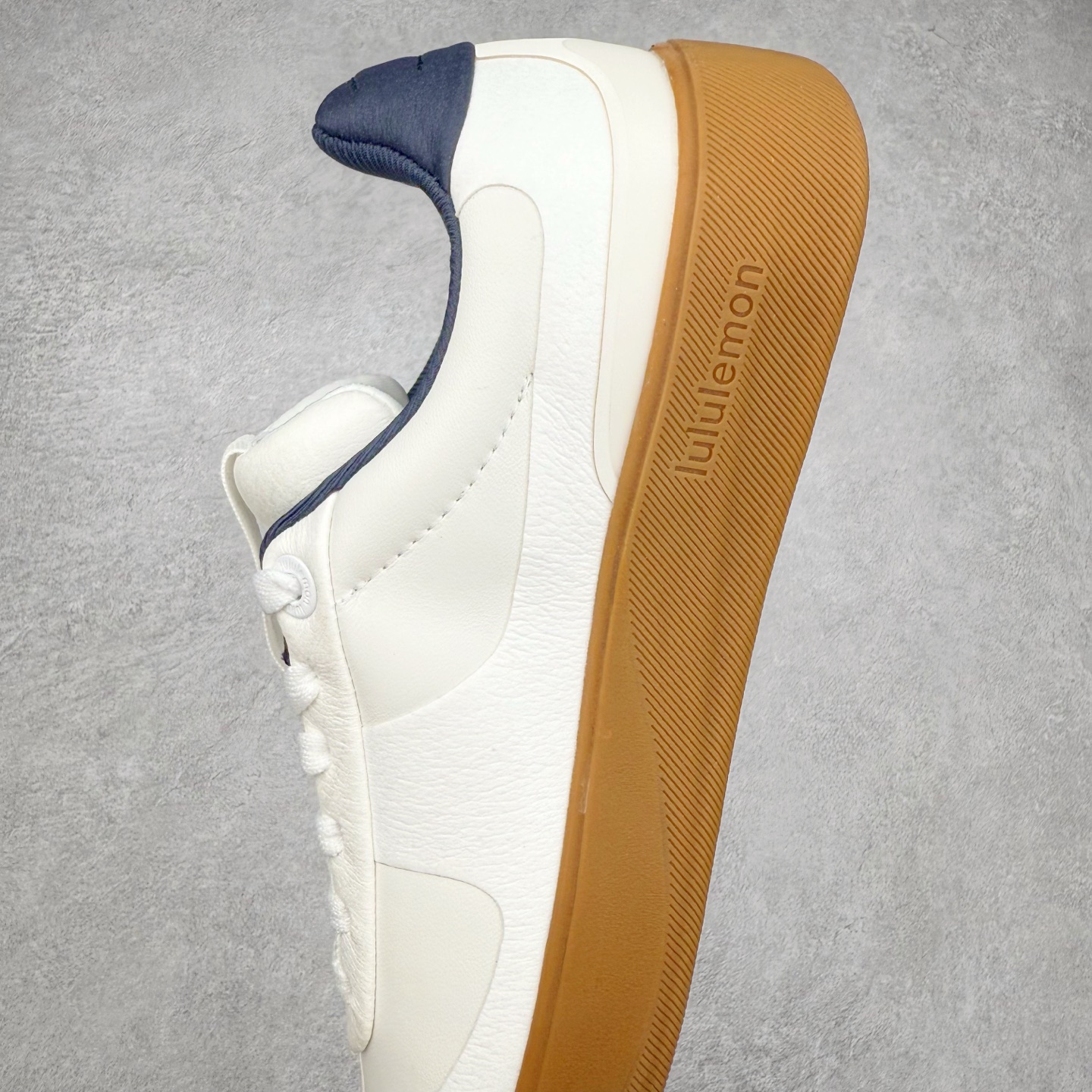 图片[7]-＃GD广顶 lululemon Cityverse 露露乐檬极简主义减震耐磨低帮生活休闲鞋 Cityverse将运动性能融入经典休闲鞋中，中底提供出色缓震，并贴合足部曲线，带来全天候的舒适感。鞋面采用两种材质拼接，且前半部分采用热熔压胶处理，无任何缝线，保留了鞋身整体性。模制泡沫的鞋垫带来上乘的脚感，在平日休闲穿着时不会磨脚，也能提供轻质软弹的效果。25年来，lululemon一直秉持“感受为先”的设计理念，并相信更好的感受带来更好的表现。此次男鞋的设计亦是如此。投入多年研究，针对男性在不同运动场景中的脚步形态设计了不同鞋履款式。同时，还进行了生物力学与形态学研究，为“他”带来更好的贴合度和感受。尺码：36 36.5 37.5 38 38.5 39 40 40.5 41 42 42.5 43 44 44.5 45-选品中心