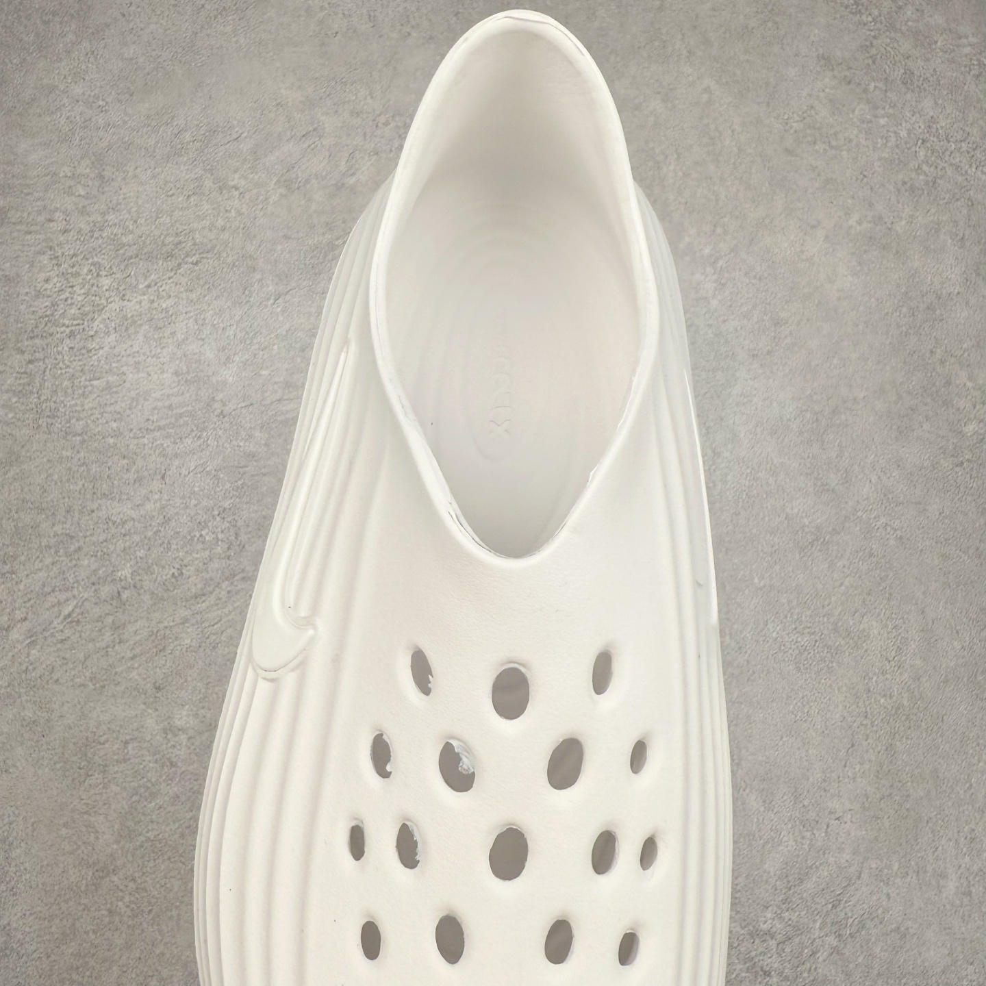 图片[5]-NK ReactX Rejuven8 简约舒适百搭洞洞鞋 从名字就能看出，这款鞋搭载了React X缓震科技，保证了舒适的脚感和轻盈的穿着体验。设计上，这双鞋采用了近几年非常流行的洞洞鞋风格，但特别之处在于加入了波浪纹路细节，让整个鞋型看起来更有立体感，视觉上也增添了几分现代感。尺码：36 36.5 37.5 38 38.5 39 40 40.5 41 42 42.5 43 44 44.5 45-选品中心