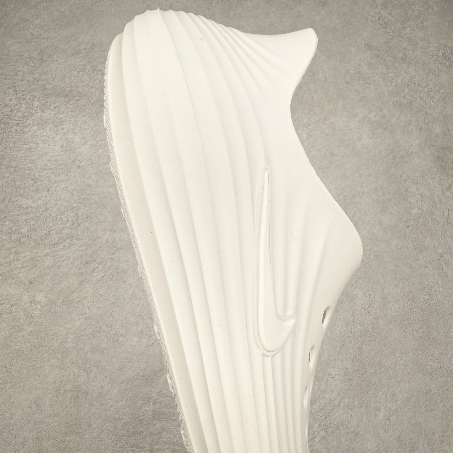 图片[6]-NK ReactX Rejuven8 简约舒适百搭洞洞鞋 从名字就能看出，这款鞋搭载了React X缓震科技，保证了舒适的脚感和轻盈的穿着体验。设计上，这双鞋采用了近几年非常流行的洞洞鞋风格，但特别之处在于加入了波浪纹路细节，让整个鞋型看起来更有立体感，视觉上也增添了几分现代感。尺码：36 36.5 37.5 38 38.5 39 40 40.5 41 42 42.5 43 44 44.5 45-选品中心