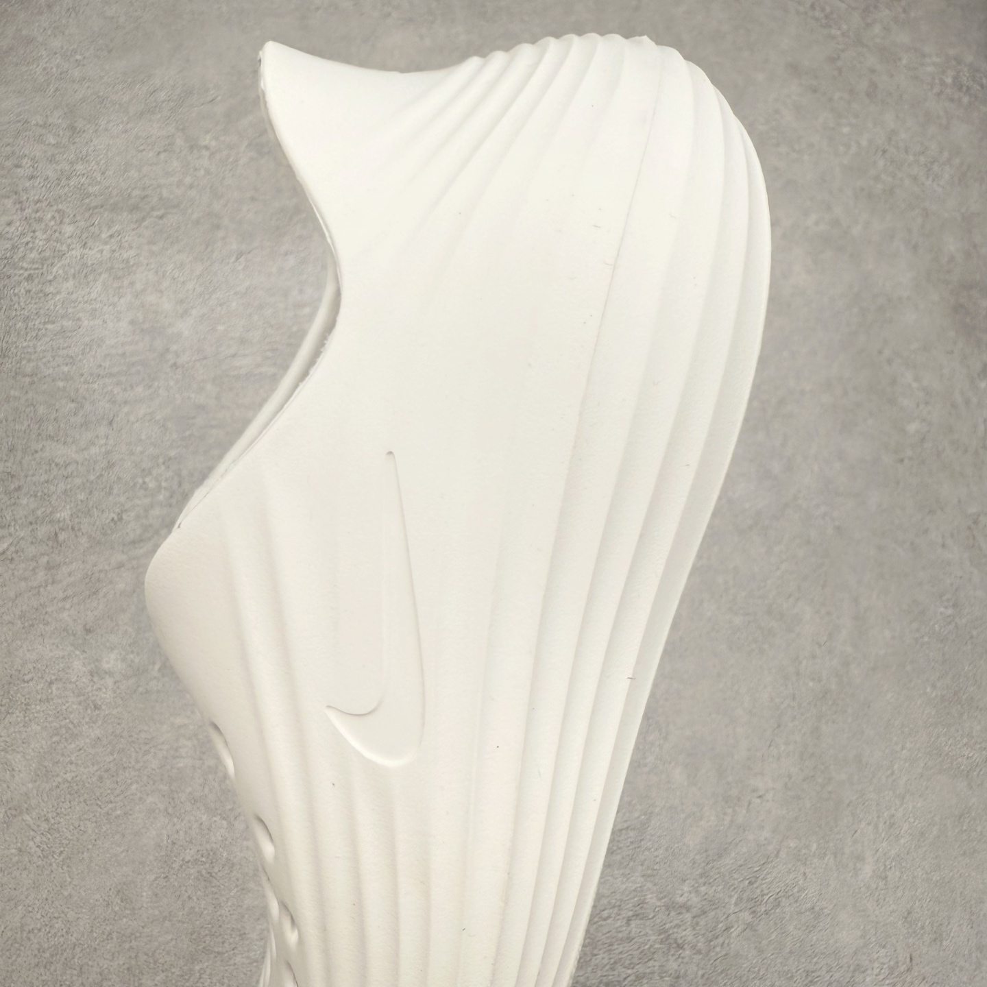 图片[7]-NK ReactX Rejuven8 简约舒适百搭洞洞鞋 从名字就能看出，这款鞋搭载了React X缓震科技，保证了舒适的脚感和轻盈的穿着体验。设计上，这双鞋采用了近几年非常流行的洞洞鞋风格，但特别之处在于加入了波浪纹路细节，让整个鞋型看起来更有立体感，视觉上也增添了几分现代感。尺码：36 36.5 37.5 38 38.5 39 40 40.5 41 42 42.5 43 44 44.5 45-选品中心