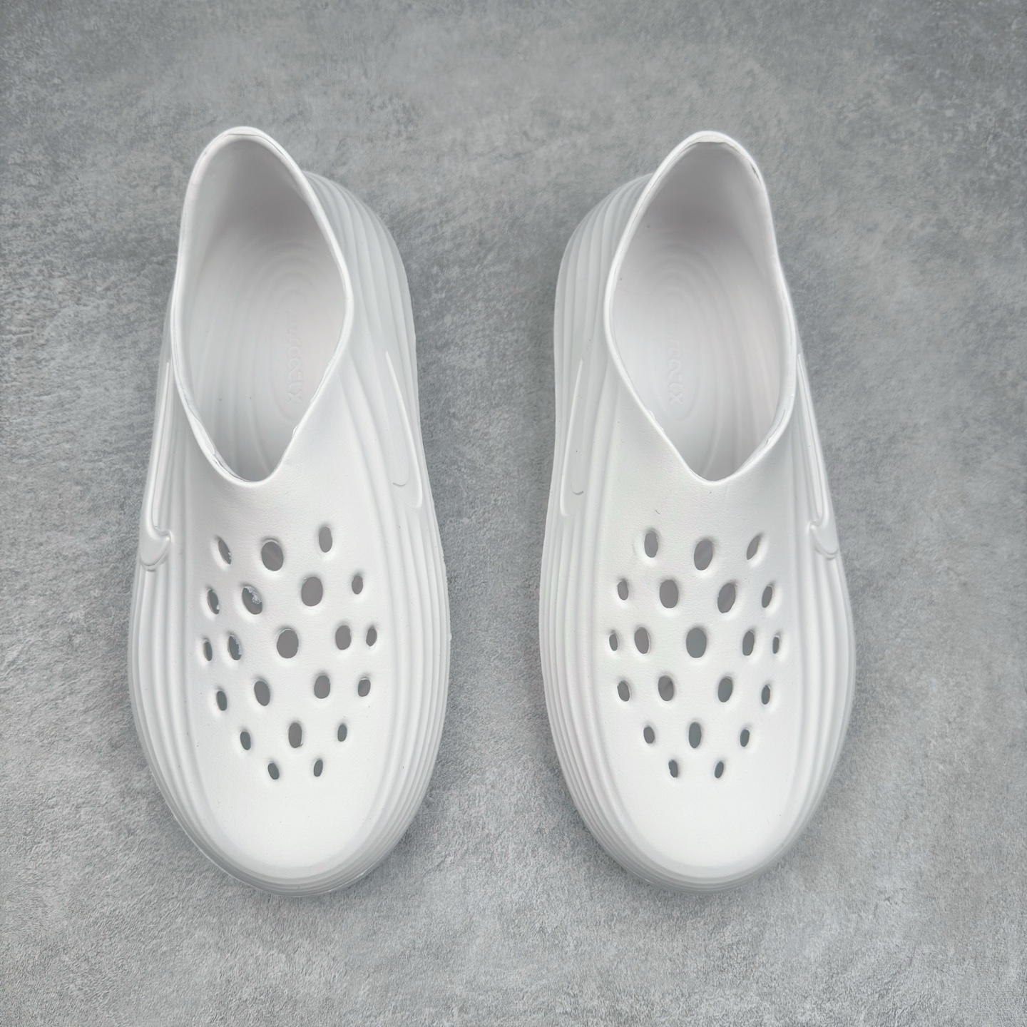 图片[2]-NK ReactX Rejuven8 简约舒适百搭洞洞鞋 从名字就能看出，这款鞋搭载了React X缓震科技，保证了舒适的脚感和轻盈的穿着体验。设计上，这双鞋采用了近几年非常流行的洞洞鞋风格，但特别之处在于加入了波浪纹路细节，让整个鞋型看起来更有立体感，视觉上也增添了几分现代感。尺码：36 36.5 37.5 38 38.5 39 40 40.5 41 42 42.5 43 44 44.5 45-选品中心