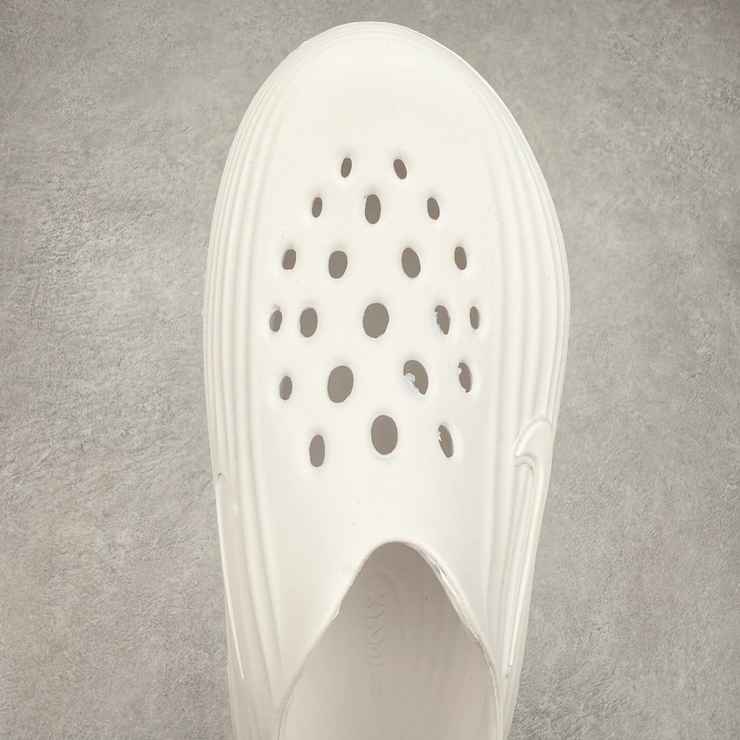 图片[4]-NK ReactX Rejuven8 简约舒适百搭洞洞鞋 从名字就能看出，这款鞋搭载了React X缓震科技，保证了舒适的脚感和轻盈的穿着体验。设计上，这双鞋采用了近几年非常流行的洞洞鞋风格，但特别之处在于加入了波浪纹路细节，让整个鞋型看起来更有立体感，视觉上也增添了几分现代感。尺码：36 36.5 37.5 38 38.5 39 40 40.5 41 42 42.5 43 44 44.5 45-选品中心