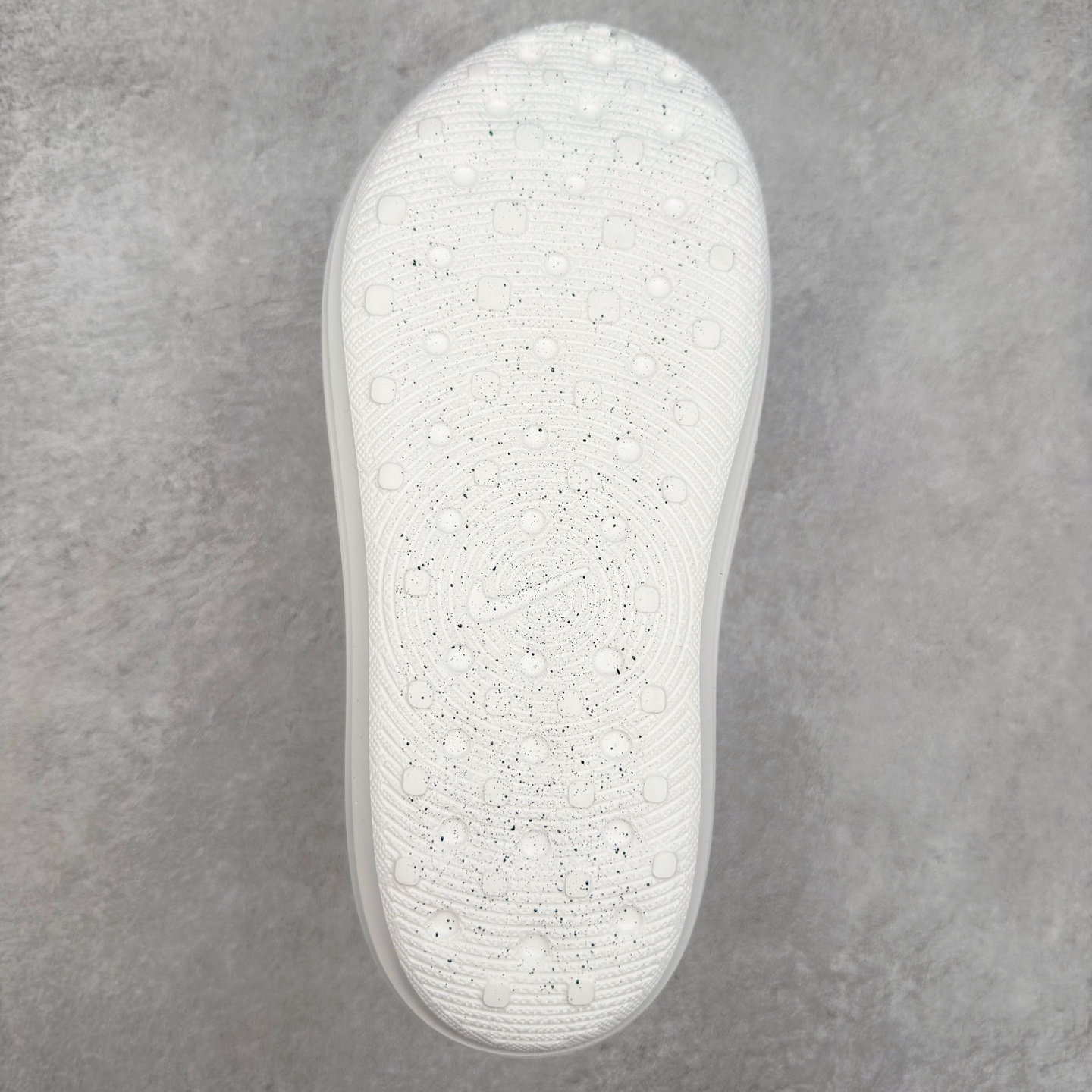 图片[9]-NK ReactX Rejuven8 简约舒适百搭洞洞鞋 从名字就能看出，这款鞋搭载了React X缓震科技，保证了舒适的脚感和轻盈的穿着体验。设计上，这双鞋采用了近几年非常流行的洞洞鞋风格，但特别之处在于加入了波浪纹路细节，让整个鞋型看起来更有立体感，视觉上也增添了几分现代感。尺码：36 36.5 37.5 38 38.5 39 40 40.5 41 42 42.5 43 44 44.5 45-选品中心