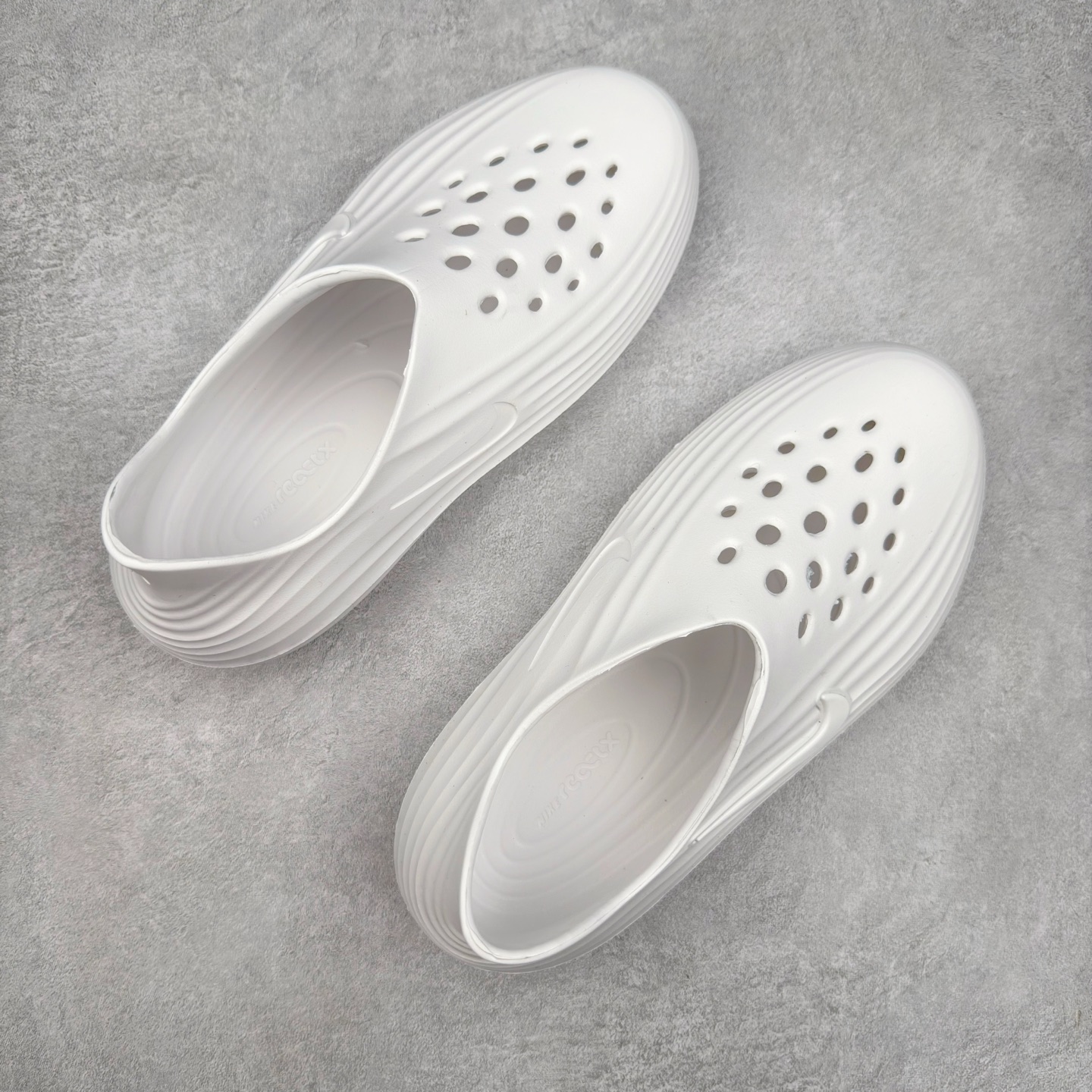 图片[3]-NK ReactX Rejuven8 简约舒适百搭洞洞鞋 从名字就能看出，这款鞋搭载了React X缓震科技，保证了舒适的脚感和轻盈的穿着体验。设计上，这双鞋采用了近几年非常流行的洞洞鞋风格，但特别之处在于加入了波浪纹路细节，让整个鞋型看起来更有立体感，视觉上也增添了几分现代感。尺码：36 36.5 37.5 38 38.5 39 40 40.5 41 42 42.5 43 44 44.5 45-选品中心