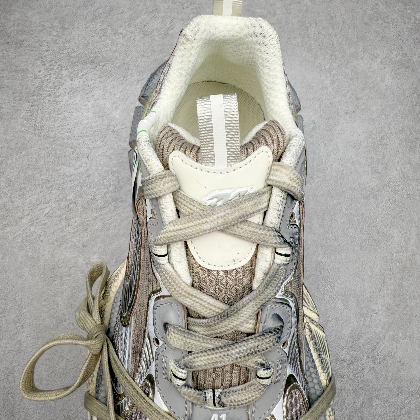 图片[5]-＃VG零售版 BALENCIAGA 3XL Sneakers 巴黎世家十代网布系带低帮走秀复古老爹鞋 全套原纸板楦头开发 最原汁原味的灵魂版型 全鞋荧光划线卡点 胶水把控整洁度追求极致完美 每一双都是工艺品 多重QC质检 超越公司货的品控标准 实实在在的免检产品 原盒原配 正确字体电绣 粗细、位置、大小正确 侧边TPU 透气孔匹配意产原版 正确分离大底 TPU软底 原版一致大底LOGO 立体感十足 原厂皮料水洗做旧 采购原厂网纱 不含皮革 网布材料和聚氨酯 磨损效果 鞋头边缘和后帮 Balenciaga 徽标 鞋面和后跟凸印尺码 鞋舌 3XL 橡胶品牌标识和反光细节 鞋帮拉袢和鞋舌拉祥 配反光细节 备用鞋带在鞋履前侧 可在穿着前取下 便于不同造型搭配 正常尺码 尺码：35 36 37 38 39 40 41 42 43 44 45 46-选品中心