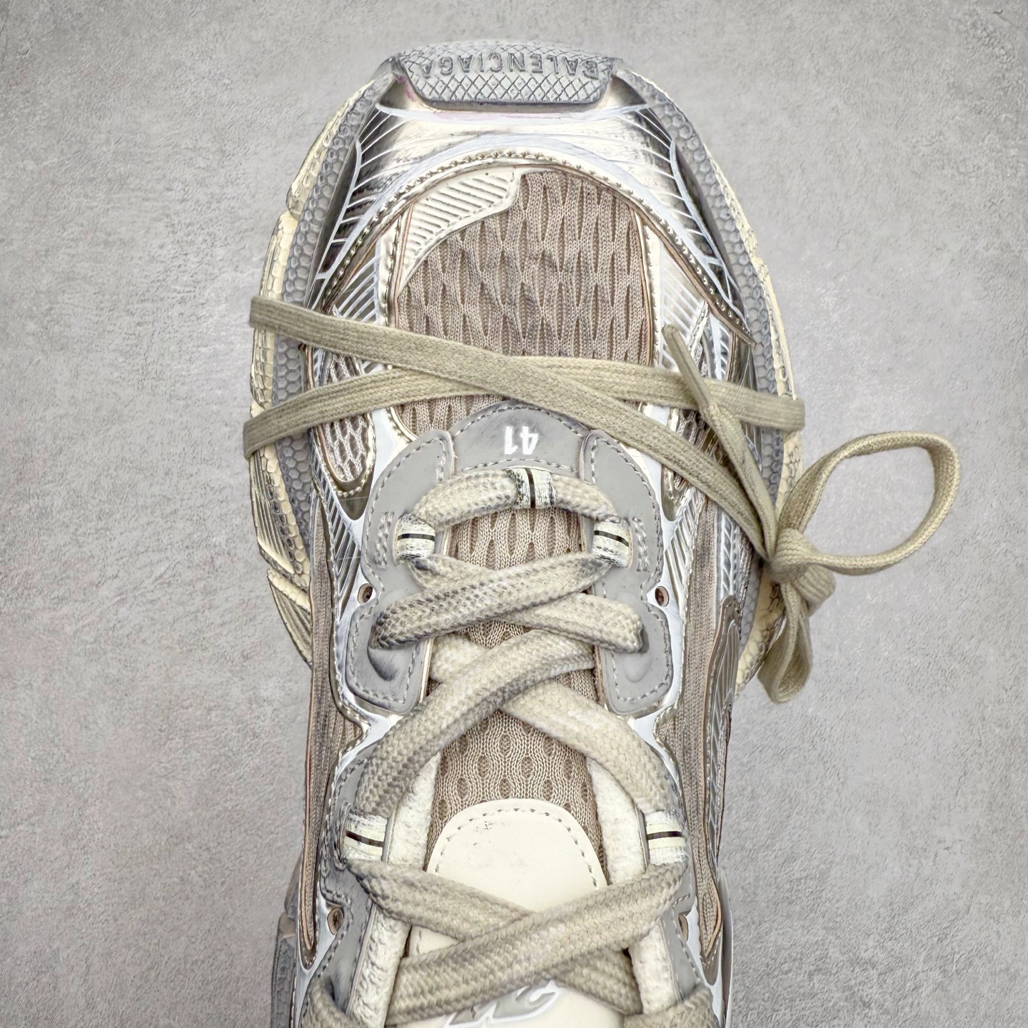 图片[4]-＃VG零售版 BALENCIAGA 3XL Sneakers 巴黎世家十代网布系带低帮走秀复古老爹鞋 全套原纸板楦头开发 最原汁原味的灵魂版型 全鞋荧光划线卡点 胶水把控整洁度追求极致完美 每一双都是工艺品 多重QC质检 超越公司货的品控标准 实实在在的免检产品 原盒原配 正确字体电绣 粗细、位置、大小正确 侧边TPU 透气孔匹配意产原版 正确分离大底 TPU软底 原版一致大底LOGO 立体感十足 原厂皮料水洗做旧 采购原厂网纱 不含皮革 网布材料和聚氨酯 磨损效果 鞋头边缘和后帮 Balenciaga 徽标 鞋面和后跟凸印尺码 鞋舌 3XL 橡胶品牌标识和反光细节 鞋帮拉袢和鞋舌拉祥 配反光细节 备用鞋带在鞋履前侧 可在穿着前取下 便于不同造型搭配 正常尺码 尺码：35 36 37 38 39 40 41 42 43 44 45 46-选品中心