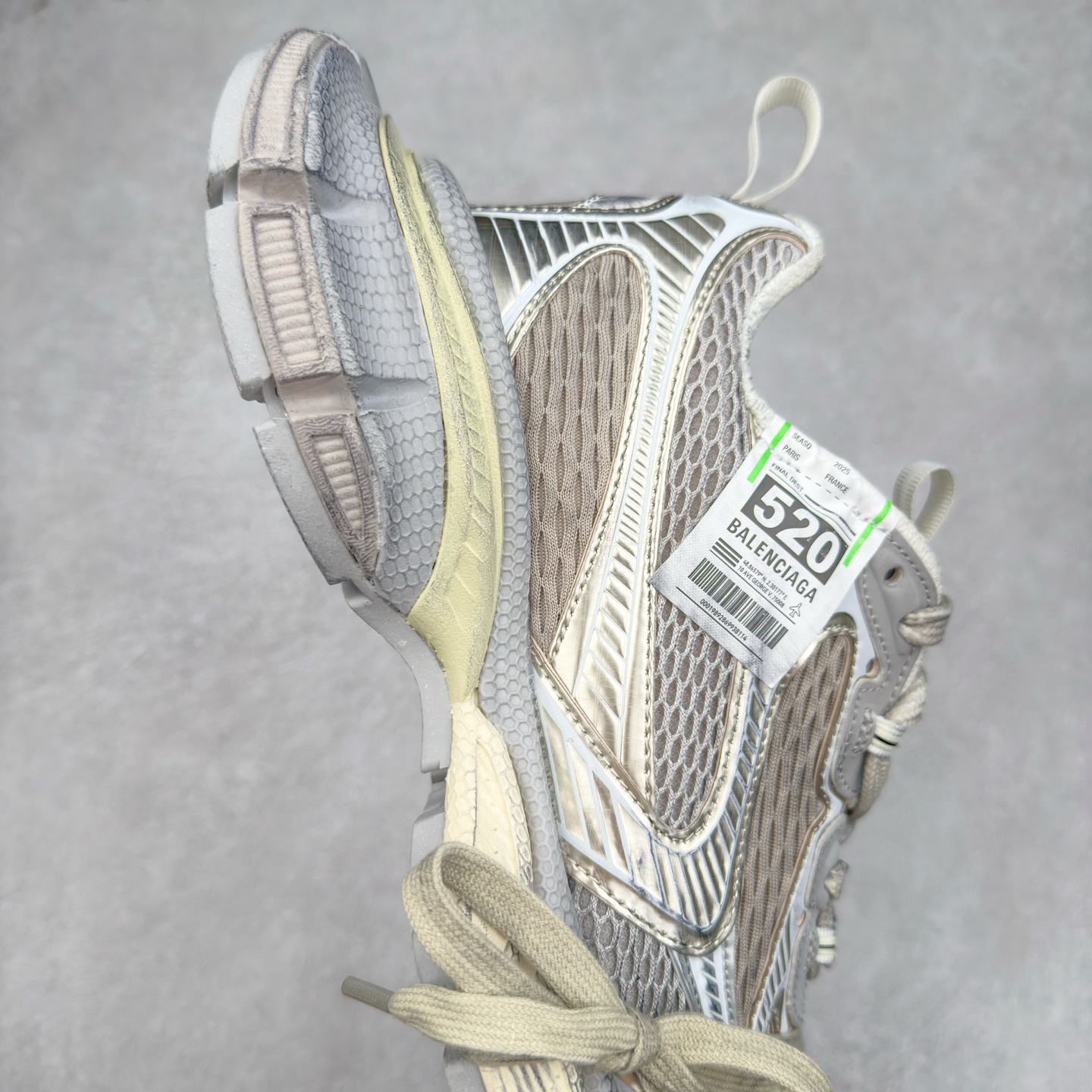 图片[6]-＃VG零售版 BALENCIAGA 3XL Sneakers 巴黎世家十代网布系带低帮走秀复古老爹鞋 全套原纸板楦头开发 最原汁原味的灵魂版型 全鞋荧光划线卡点 胶水把控整洁度追求极致完美 每一双都是工艺品 多重QC质检 超越公司货的品控标准 实实在在的免检产品 原盒原配 正确字体电绣 粗细、位置、大小正确 侧边TPU 透气孔匹配意产原版 正确分离大底 TPU软底 原版一致大底LOGO 立体感十足 原厂皮料水洗做旧 采购原厂网纱 不含皮革 网布材料和聚氨酯 磨损效果 鞋头边缘和后帮 Balenciaga 徽标 鞋面和后跟凸印尺码 鞋舌 3XL 橡胶品牌标识和反光细节 鞋帮拉袢和鞋舌拉祥 配反光细节 备用鞋带在鞋履前侧 可在穿着前取下 便于不同造型搭配 正常尺码 尺码：35 36 37 38 39 40 41 42 43 44 45 46-选品中心