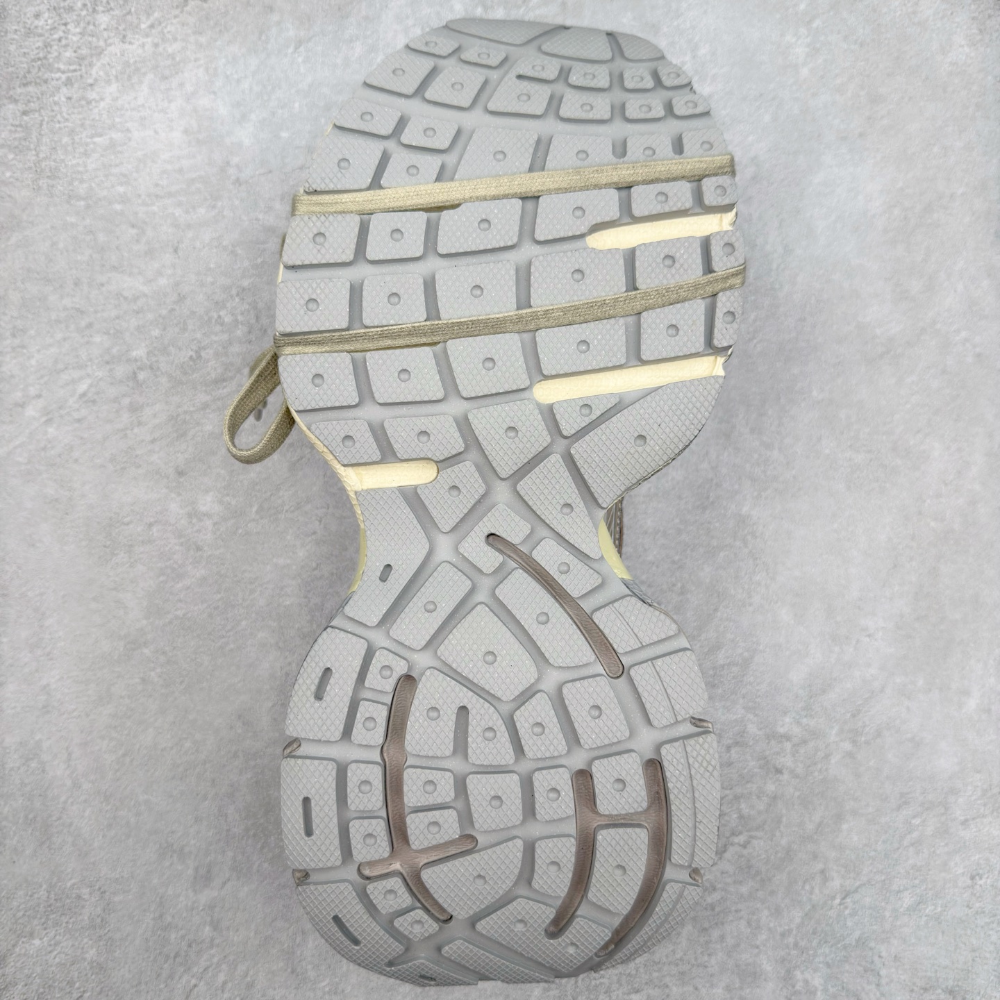 图片[9]-＃VG零售版 BALENCIAGA 3XL Sneakers 巴黎世家十代网布系带低帮走秀复古老爹鞋 全套原纸板楦头开发 最原汁原味的灵魂版型 全鞋荧光划线卡点 胶水把控整洁度追求极致完美 每一双都是工艺品 多重QC质检 超越公司货的品控标准 实实在在的免检产品 原盒原配 正确字体电绣 粗细、位置、大小正确 侧边TPU 透气孔匹配意产原版 正确分离大底 TPU软底 原版一致大底LOGO 立体感十足 原厂皮料水洗做旧 采购原厂网纱 不含皮革 网布材料和聚氨酯 磨损效果 鞋头边缘和后帮 Balenciaga 徽标 鞋面和后跟凸印尺码 鞋舌 3XL 橡胶品牌标识和反光细节 鞋帮拉袢和鞋舌拉祥 配反光细节 备用鞋带在鞋履前侧 可在穿着前取下 便于不同造型搭配 正常尺码 尺码：35 36 37 38 39 40 41 42 43 44 45 46-选品中心