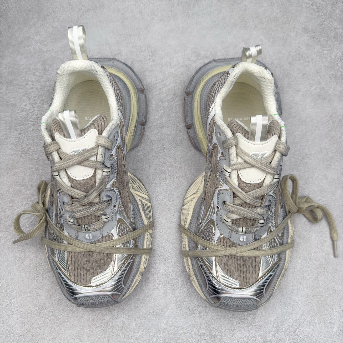 图片[2]-＃VG零售版 BALENCIAGA 3XL Sneakers 巴黎世家十代网布系带低帮走秀复古老爹鞋 全套原纸板楦头开发 最原汁原味的灵魂版型 全鞋荧光划线卡点 胶水把控整洁度追求极致完美 每一双都是工艺品 多重QC质检 超越公司货的品控标准 实实在在的免检产品 原盒原配 正确字体电绣 粗细、位置、大小正确 侧边TPU 透气孔匹配意产原版 正确分离大底 TPU软底 原版一致大底LOGO 立体感十足 原厂皮料水洗做旧 采购原厂网纱 不含皮革 网布材料和聚氨酯 磨损效果 鞋头边缘和后帮 Balenciaga 徽标 鞋面和后跟凸印尺码 鞋舌 3XL 橡胶品牌标识和反光细节 鞋帮拉袢和鞋舌拉祥 配反光细节 备用鞋带在鞋履前侧 可在穿着前取下 便于不同造型搭配 正常尺码 尺码：35 36 37 38 39 40 41 42 43 44 45 46-选品中心