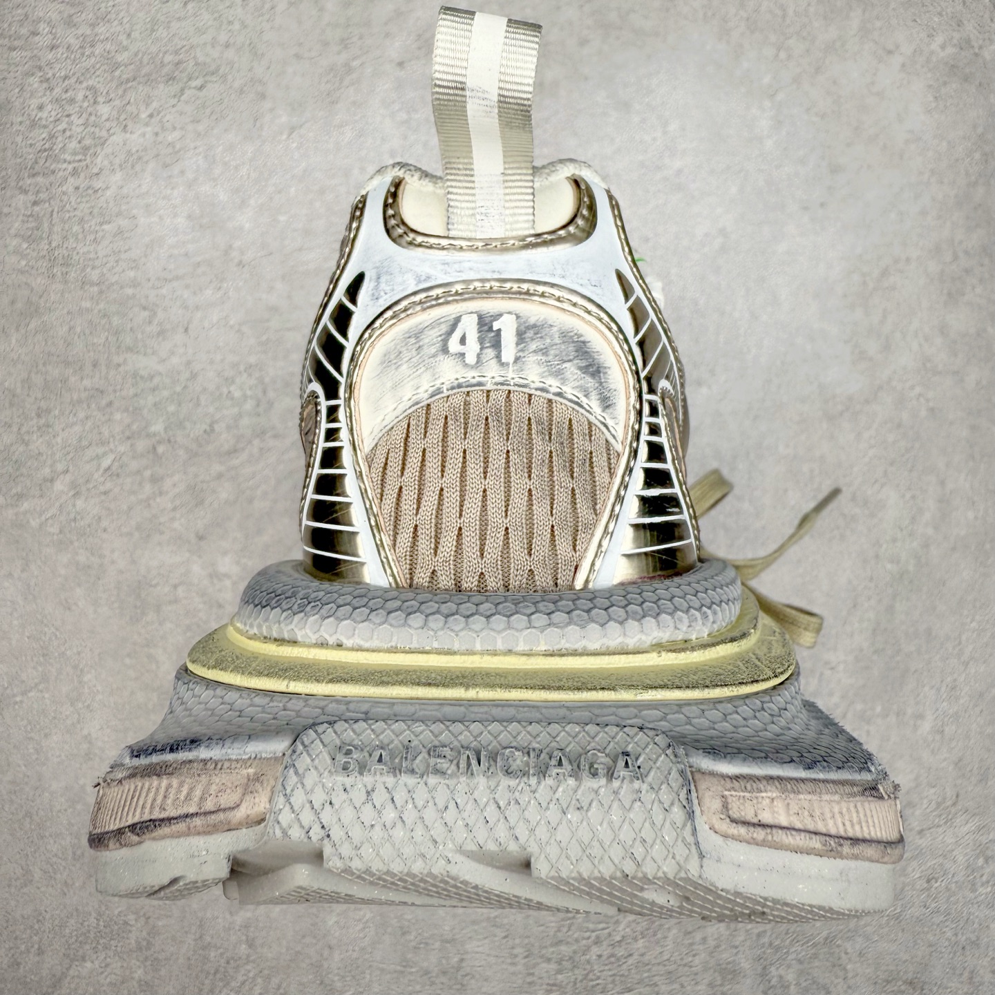 图片[8]-＃VG零售版 BALENCIAGA 3XL Sneakers 巴黎世家十代网布系带低帮走秀复古老爹鞋 全套原纸板楦头开发 最原汁原味的灵魂版型 全鞋荧光划线卡点 胶水把控整洁度追求极致完美 每一双都是工艺品 多重QC质检 超越公司货的品控标准 实实在在的免检产品 原盒原配 正确字体电绣 粗细、位置、大小正确 侧边TPU 透气孔匹配意产原版 正确分离大底 TPU软底 原版一致大底LOGO 立体感十足 原厂皮料水洗做旧 采购原厂网纱 不含皮革 网布材料和聚氨酯 磨损效果 鞋头边缘和后帮 Balenciaga 徽标 鞋面和后跟凸印尺码 鞋舌 3XL 橡胶品牌标识和反光细节 鞋帮拉袢和鞋舌拉祥 配反光细节 备用鞋带在鞋履前侧 可在穿着前取下 便于不同造型搭配 正常尺码 尺码：35 36 37 38 39 40 41 42 43 44 45 46-选品中心