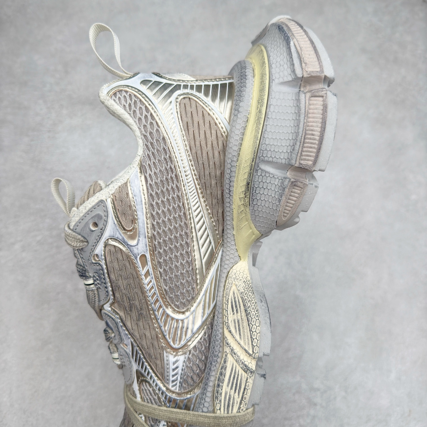 图片[7]-＃VG零售版 BALENCIAGA 3XL Sneakers 巴黎世家十代网布系带低帮走秀复古老爹鞋 全套原纸板楦头开发 最原汁原味的灵魂版型 全鞋荧光划线卡点 胶水把控整洁度追求极致完美 每一双都是工艺品 多重QC质检 超越公司货的品控标准 实实在在的免检产品 原盒原配 正确字体电绣 粗细、位置、大小正确 侧边TPU 透气孔匹配意产原版 正确分离大底 TPU软底 原版一致大底LOGO 立体感十足 原厂皮料水洗做旧 采购原厂网纱 不含皮革 网布材料和聚氨酯 磨损效果 鞋头边缘和后帮 Balenciaga 徽标 鞋面和后跟凸印尺码 鞋舌 3XL 橡胶品牌标识和反光细节 鞋帮拉袢和鞋舌拉祥 配反光细节 备用鞋带在鞋履前侧 可在穿着前取下 便于不同造型搭配 正常尺码 尺码：35 36 37 38 39 40 41 42 43 44 45 46-选品中心