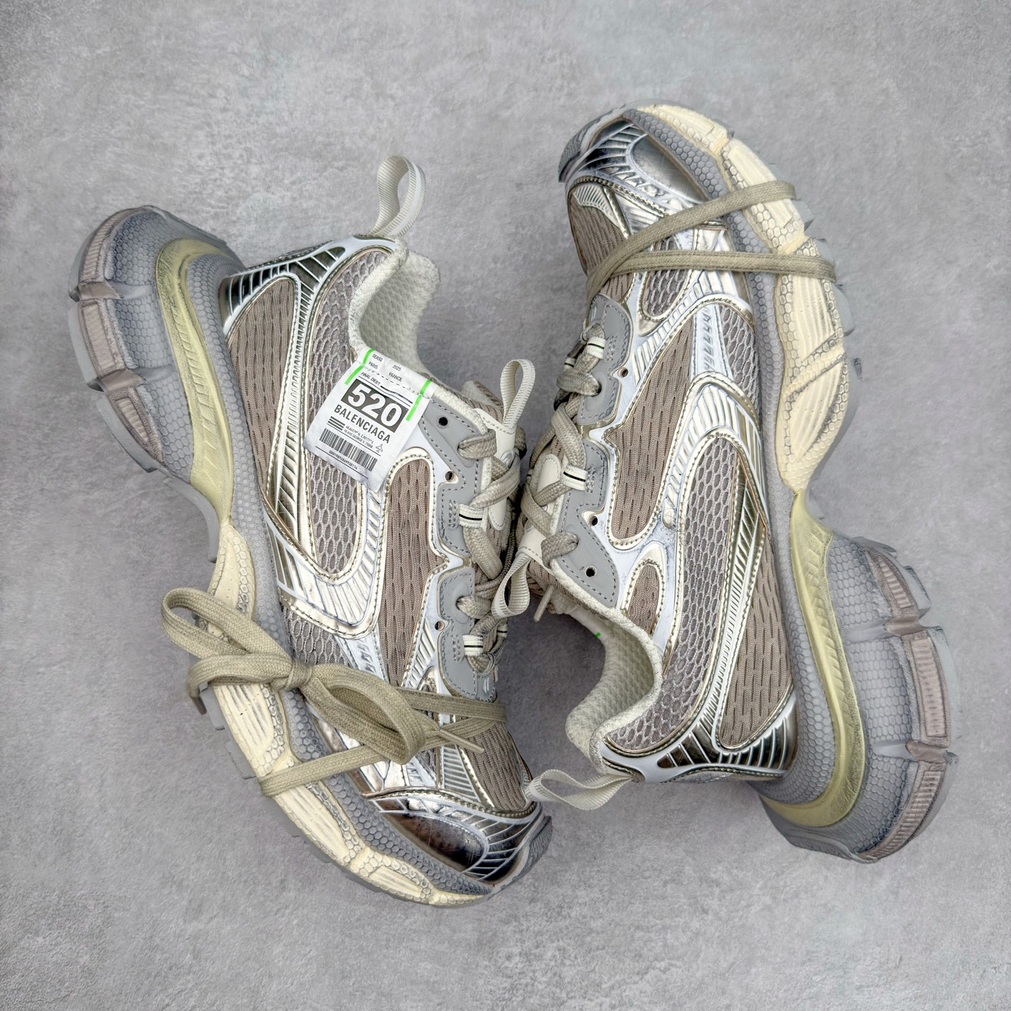 图片[3]-＃VG零售版 BALENCIAGA 3XL Sneakers 巴黎世家十代网布系带低帮走秀复古老爹鞋 全套原纸板楦头开发 最原汁原味的灵魂版型 全鞋荧光划线卡点 胶水把控整洁度追求极致完美 每一双都是工艺品 多重QC质检 超越公司货的品控标准 实实在在的免检产品 原盒原配 正确字体电绣 粗细、位置、大小正确 侧边TPU 透气孔匹配意产原版 正确分离大底 TPU软底 原版一致大底LOGO 立体感十足 原厂皮料水洗做旧 采购原厂网纱 不含皮革 网布材料和聚氨酯 磨损效果 鞋头边缘和后帮 Balenciaga 徽标 鞋面和后跟凸印尺码 鞋舌 3XL 橡胶品牌标识和反光细节 鞋帮拉袢和鞋舌拉祥 配反光细节 备用鞋带在鞋履前侧 可在穿着前取下 便于不同造型搭配 正常尺码 尺码：35 36 37 38 39 40 41 42 43 44 45 46-选品中心