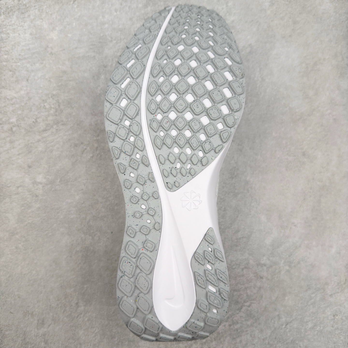 图片[9]-＃TG纯原 NK Zoom Pegasus 飞马41代马拉松系列网面透气缓震疾速跑鞋 独家渠道 市面未流通批次 奥莱直播间499 599一样的东西 碾压市面现存所有版本 公司一样的东西 超值回馈 帮你省钱 拥有 Zoom Air 一如既往的稳定感和流畅感 鞋面采用工程网眼设计 为特定高热区域营造出色透气性 进一步增加鞋面的穿孔数量 让足部能够快速散热 中足搭配 Flywire 飞线 在高速运动时营造舒适稳定的贴合感 内置Zoon气垫加持 动力十足 尺码：36 36.5 37.5 38 38.5 39 40 40.5 41 42 42.5 43 44 44.5 45-选品中心