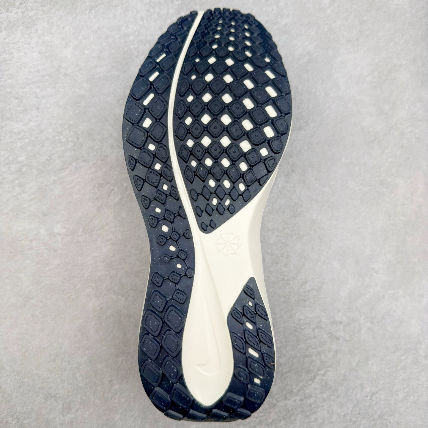 图片[9]-＃TG纯原 NK Zoom Pegasus 飞马41代马拉松系列网面透气缓震疾速跑鞋 独家渠道 市面未流通批次 奥莱直播间499 599一样的东西 碾压市面现存所有版本 公司一样的东西 超值回馈 帮你省钱 拥有 Zoom Air 一如既往的稳定感和流畅感 鞋面采用工程网眼设计 为特定高热区域营造出色透气性 进一步增加鞋面的穿孔数量 让足部能够快速散热 中足搭配 Flywire 飞线 在高速运动时营造舒适稳定的贴合感 内置Zoon气垫加持 动力十足 尺码：36 36.5 37.5 38 38.5 39 40 40.5 41 42 42.5 43 44 44.5 45-选品中心