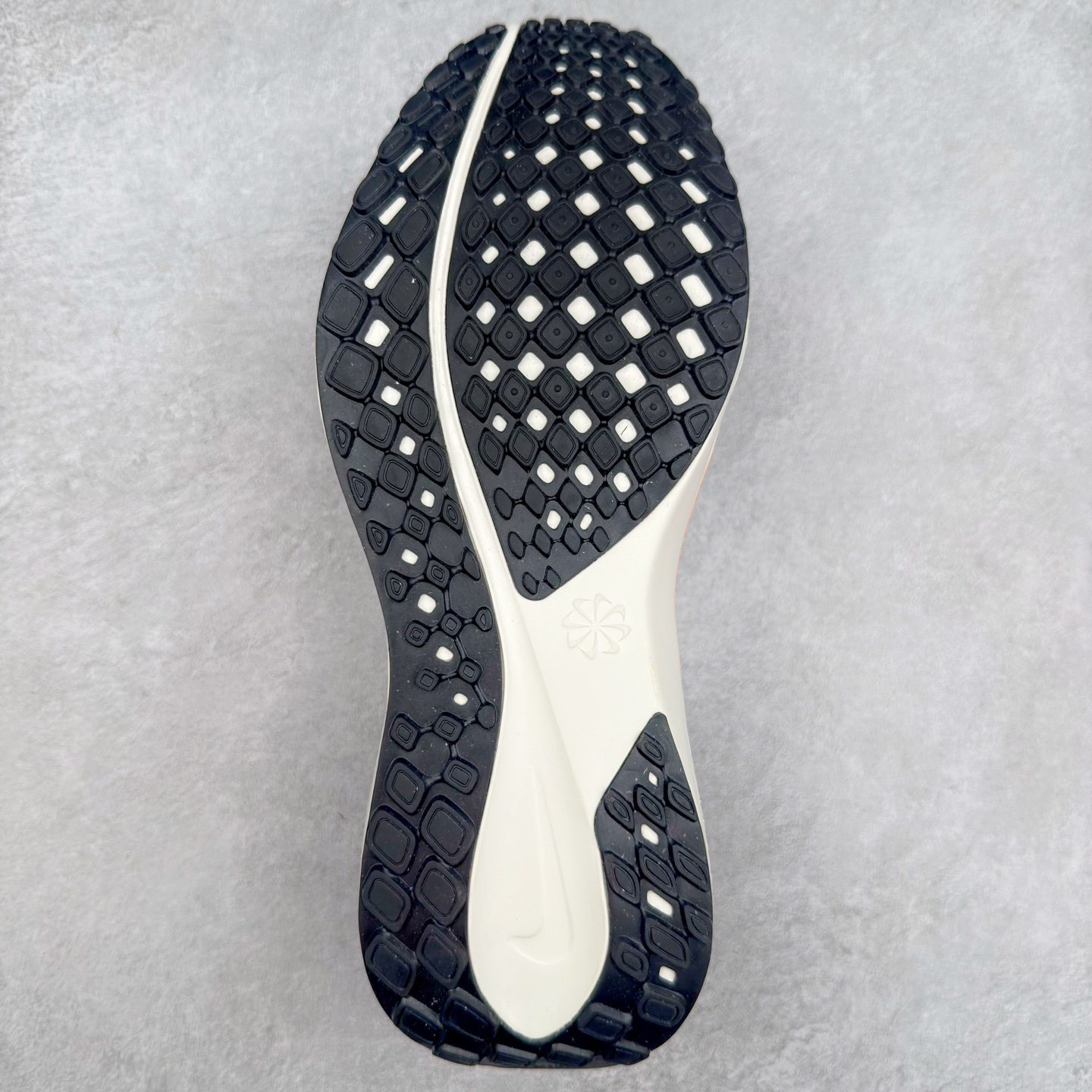 图片[9]-＃TG纯原 NK Zoom Pegasus 飞马41代马拉松系列网面透气缓震疾速跑鞋 独家渠道 市面未流通批次 奥莱直播间499 599一样的东西 碾压市面现存所有版本 公司一样的东西 超值回馈 帮你省钱 拥有 Zoom Air 一如既往的稳定感和流畅感 鞋面采用工程网眼设计 为特定高热区域营造出色透气性 进一步增加鞋面的穿孔数量 让足部能够快速散热 中足搭配 Flywire 飞线 在高速运动时营造舒适稳定的贴合感 内置Zoon气垫加持 动力十足 尺码：36 36.5 37.5 38 38.5 39 40 40.5 41 42 42.5 43 44 44.5 45-选品中心