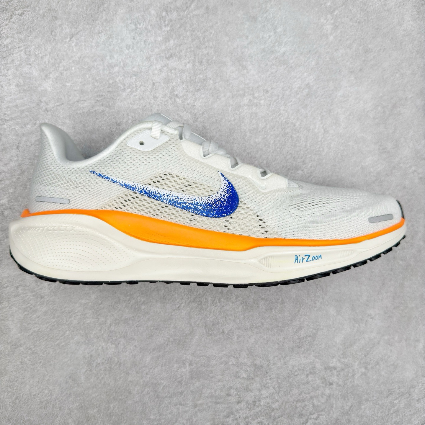 ＃TG纯原 NK Zoom Pegasus 飞马41代马拉松系列网面透气缓震疾速跑鞋 独家渠道 市面未流通批次 奥莱直播间499 599一样的东西 碾压市面现存所有版本 公司一样的东西 超值回馈 帮你省钱 拥有 Zoom Air 一如既往的稳定感和流畅感 鞋面采用工程网眼设计 为特定高热区域营造出色透气性 进一步增加鞋面的穿孔数量 让足部能够快速散热 中足搭配 Flywire 飞线 在高速运动时营造舒适稳定的贴合感 内置Zoon气垫加持 动力十足 尺码：36 36.5 37.5 38 38.5 39 40 40.5 41 42 42.5 43 44 44.5 45-选品中心