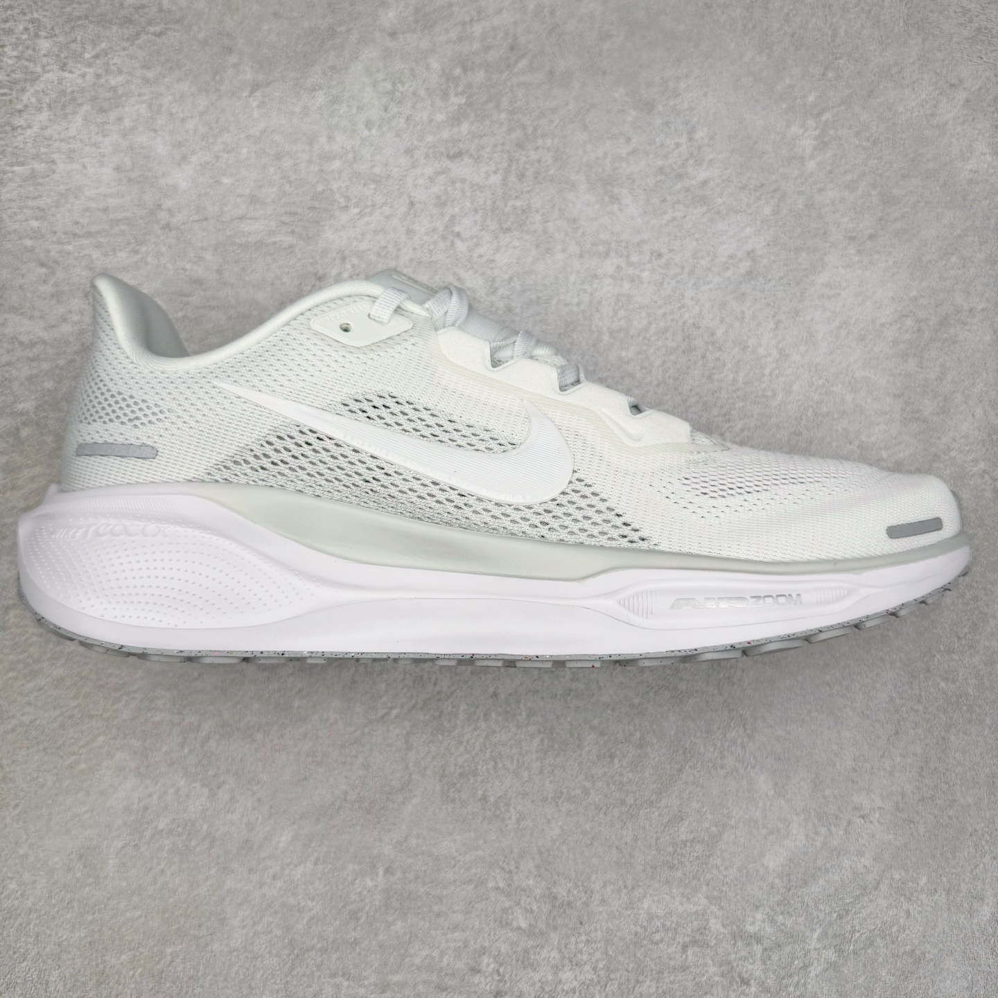 ＃TG纯原 NK Zoom Pegasus 飞马41代马拉松系列网面透气缓震疾速跑鞋 独家渠道 市面未流通批次 奥莱直播间499 599一样的东西 碾压市面现存所有版本 公司一样的东西 超值回馈 帮你省钱 拥有 Zoom Air 一如既往的稳定感和流畅感 鞋面采用工程网眼设计 为特定高热区域营造出色透气性 进一步增加鞋面的穿孔数量 让足部能够快速散热 中足搭配 Flywire 飞线 在高速运动时营造舒适稳定的贴合感 内置Zoon气垫加持 动力十足 尺码：36 36.5 37.5 38 38.5 39 40 40.5 41 42 42.5 43 44 44.5 45-选品中心