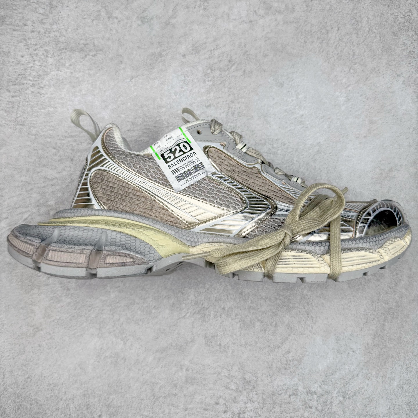 ＃VG零售版 BALENCIAGA 3XL Sneakers 巴黎世家十代网布系带低帮走秀复古老爹鞋 全套原纸板楦头开发 最原汁原味的灵魂版型 全鞋荧光划线卡点 胶水把控整洁度追求极致完美 每一双都是工艺品 多重QC质检 超越公司货的品控标准 实实在在的免检产品 原盒原配 正确字体电绣 粗细、位置、大小正确 侧边TPU 透气孔匹配意产原版 正确分离大底 TPU软底 原版一致大底LOGO 立体感十足 原厂皮料水洗做旧 采购原厂网纱 不含皮革 网布材料和聚氨酯 磨损效果 鞋头边缘和后帮 Balenciaga 徽标 鞋面和后跟凸印尺码 鞋舌 3XL 橡胶品牌标识和反光细节 鞋帮拉袢和鞋舌拉祥 配反光细节 备用鞋带在鞋履前侧 可在穿着前取下 便于不同造型搭配 正常尺码 尺码：35 36 37 38 39 40 41 42 43 44 45 46-选品中心