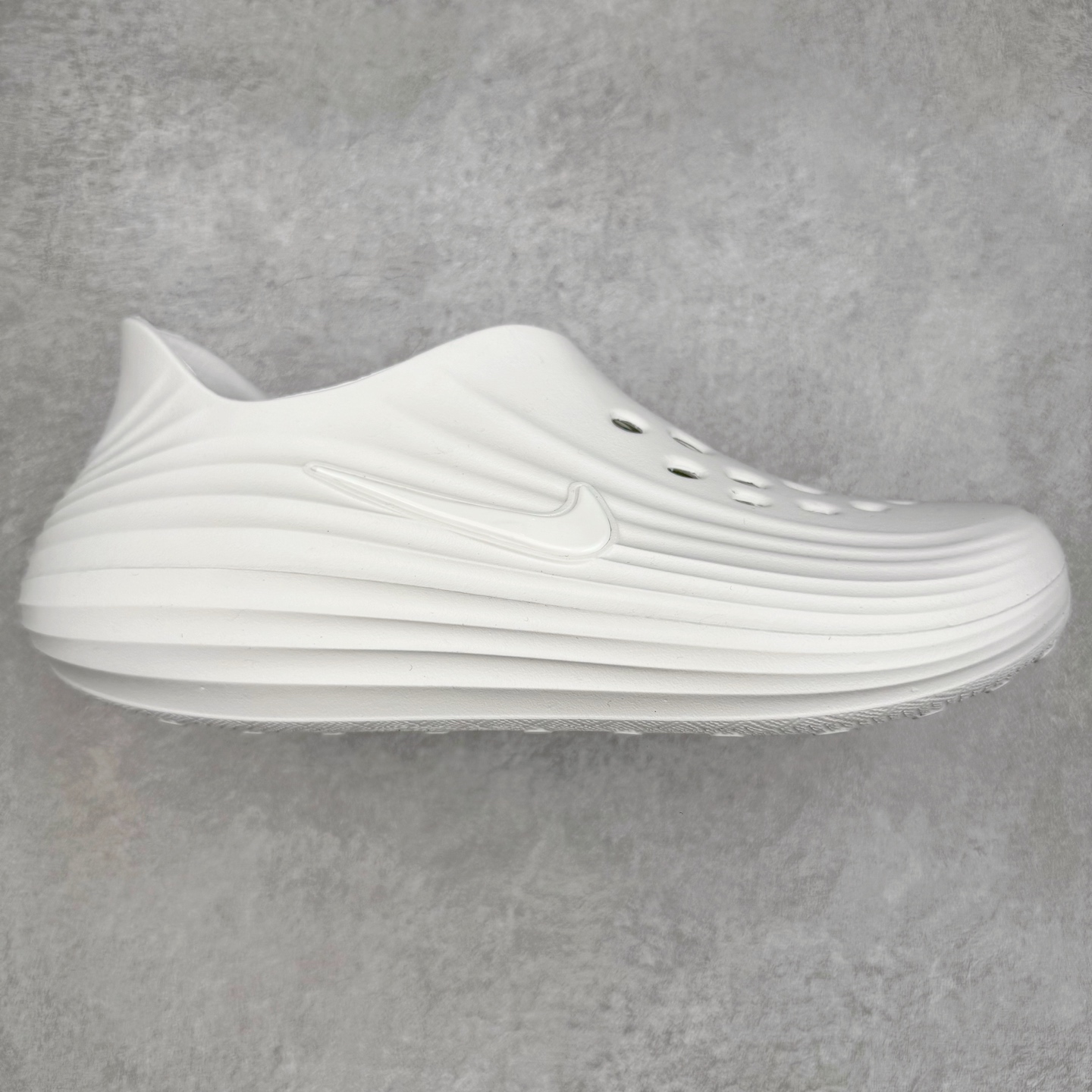 NK ReactX Rejuven8 简约舒适百搭洞洞鞋 从名字就能看出，这款鞋搭载了React X缓震科技，保证了舒适的脚感和轻盈的穿着体验。设计上，这双鞋采用了近几年非常流行的洞洞鞋风格，但特别之处在于加入了波浪纹路细节，让整个鞋型看起来更有立体感，视觉上也增添了几分现代感。尺码：36 36.5 37.5 38 38.5 39 40 40.5 41 42 42.5 43 44 44.5 45-选品中心