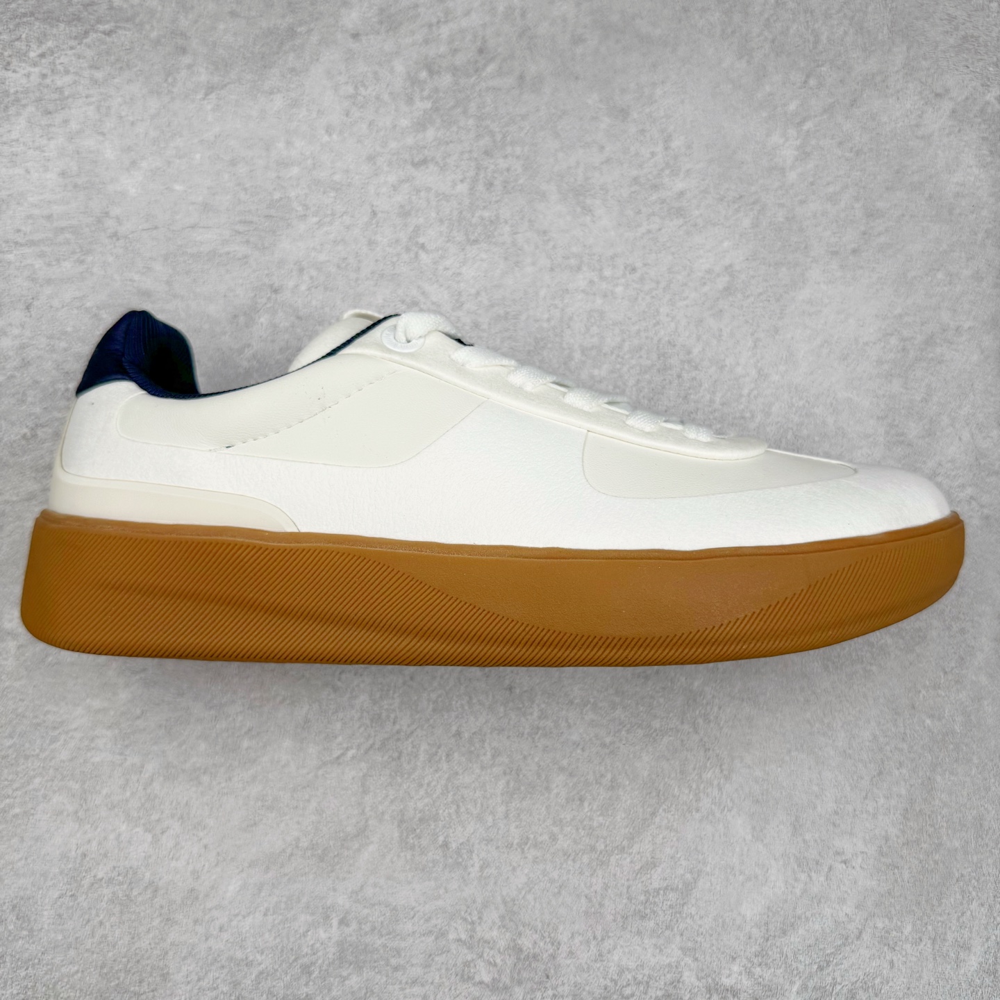 ＃GD广顶 lululemon Cityverse 露露乐檬极简主义减震耐磨低帮生活休闲鞋 Cityverse将运动性能融入经典休闲鞋中，中底提供出色缓震，并贴合足部曲线，带来全天候的舒适感。鞋面采用两种材质拼接，且前半部分采用热熔压胶处理，无任何缝线，保留了鞋身整体性。模制泡沫的鞋垫带来上乘的脚感，在平日休闲穿着时不会磨脚，也能提供轻质软弹的效果。25年来，lululemon一直秉持“感受为先”的设计理念，并相信更好的感受带来更好的表现。此次男鞋的设计亦是如此。投入多年研究，针对男性在不同运动场景中的脚步形态设计了不同鞋履款式。同时，还进行了生物力学与形态学研究，为“他”带来更好的贴合度和感受。尺码：36 36.5 37.5 38 38.5 39 40 40.5 41 42 42.5 43 44 44.5 45-选品中心