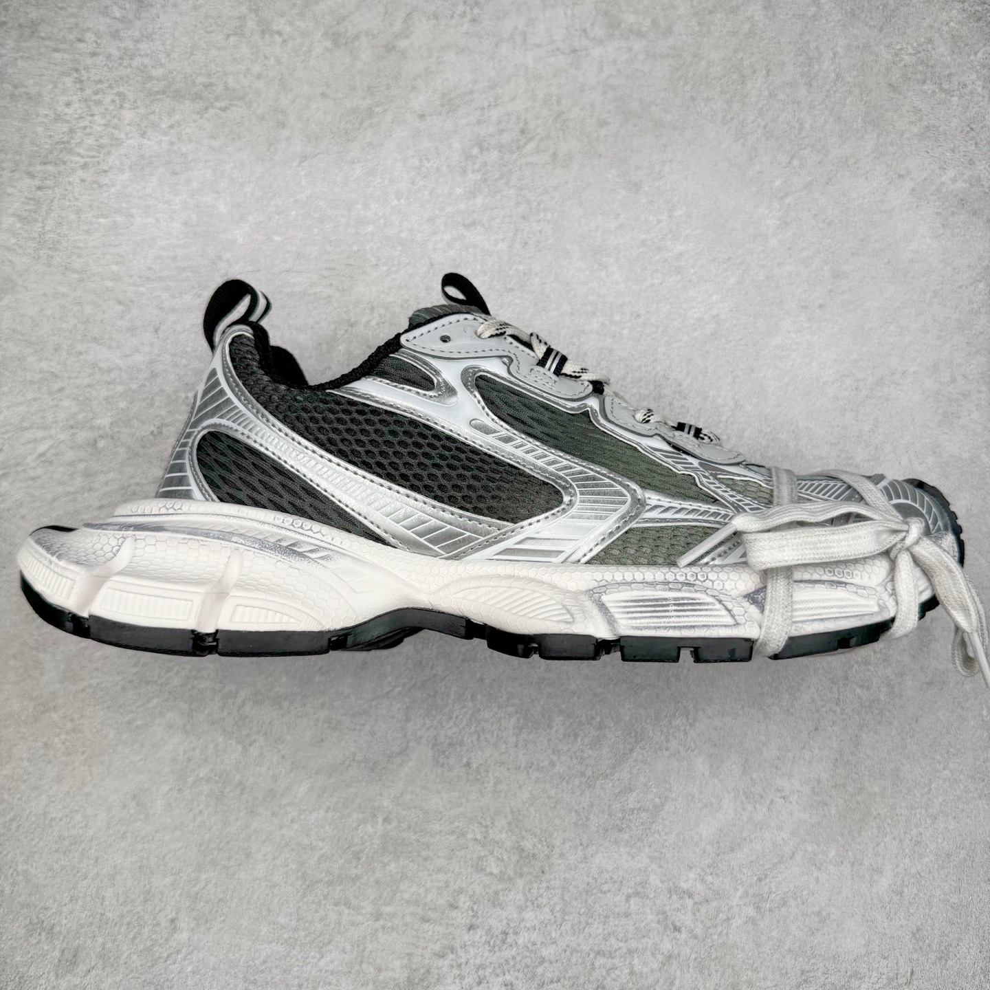 ＃TG福利特价 BALENCIAGA 3XL Sneakers 巴黎世家十代网布系带低帮走秀复古老爹鞋 配套套现全码福利开炸 长期补货价格一步到位 市场中端王者 欢迎对比 实力大厂成熟流水线出品 品控完美 免检产品 新配色陆续开发 全套原纸板楦头开发 完美版型 鞋头边缘和后帮徽标 鞋面和后跟凸印尺码 鞋舌 3XL 橡胶品牌标识和反光细节 鞋帮拉袢和鞋舌拉祥 配反光细节 备用鞋带在鞋履前侧 可在穿着前取下 便于不同造型搭配 注意运费超重 偏大一码 尺码：35 36 37 38 39 40 41 42 43 44 45 46-选品中心