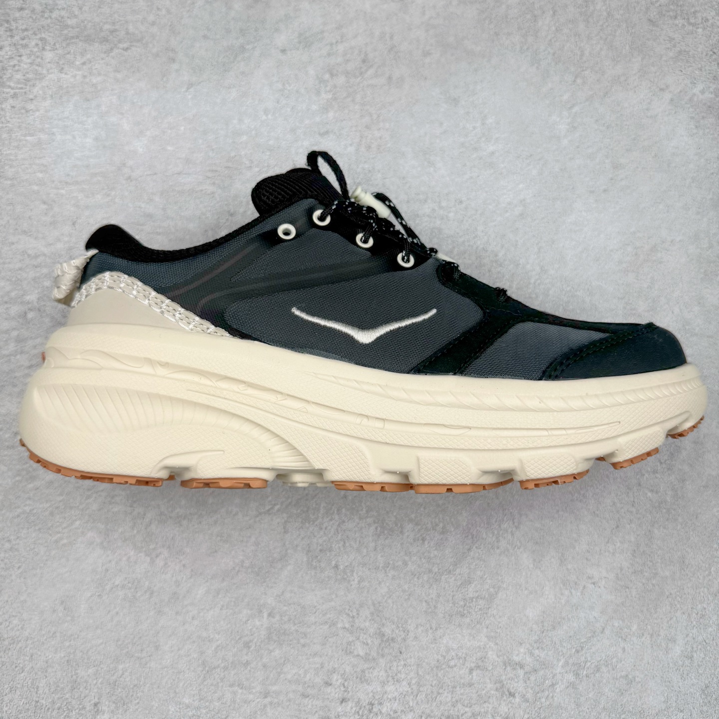 ＃HK纯原 HOKA ONE ONE Bondi B3 LS 运动舒适低帮跑步鞋 男女同款 HOKA ONE ONE是来自美国的跑步鞋知名品牌，创立于2009年，始终致力于为所有跑者提供更新、更好的跑步装备。相比常规跑鞋，HOKA ONE ONE特别研发使用性能独特的几何形跑鞋中底，此种鞋底更厚、更高、回弹性也更好，除了卓越的缓冲性能，它还能为各种阶段的跑者带来更具动感、更加稳定的跑步体验。HOKAONE ONE从设计之初就清楚意识到，要保证跑者步幅的均匀一致，双脚自然而然的运动至关重要。实拍调校N版已经零色差零失真 百分百还原实物色彩所见即所得 不存在货不对板色差等低级问题 选购参考实物拍摄 不混卖不参货 只用心做好货严格选品 承诺混一赔十 尺码：36 36.5 37.5 38 38.5 39 40 40.5 41 42 42.5 43 44 44.5 45-选品中心