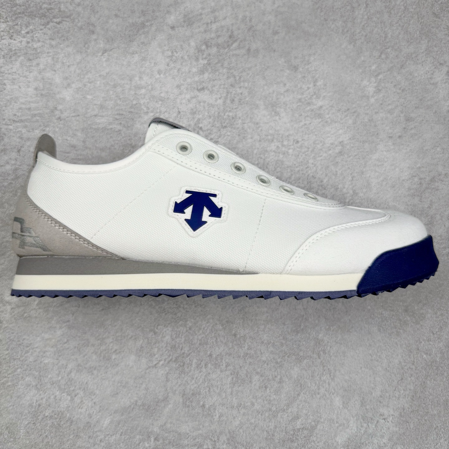 DESCENTE Sport Style Chron Racer迪桑特舒适百搭防滑耐磨低帮生活休闲鞋 是一款集复古与现代于一体的低帮跑步鞋 简洁的牛皮鞋面不仅彰显出时尚的质感 还适用于多种场合的穿搭 这款鞋子的透气性能极佳 轻质弹性鞋底则提供了良好的舒适度和耐磨性 使你在行走或跑步时都能感受到脚底的柔软与支撑 尺码：36 36.5 37.5 38 38.5 39 40 40.5 41 42 42.5 43 44 44.5 45-选品中心