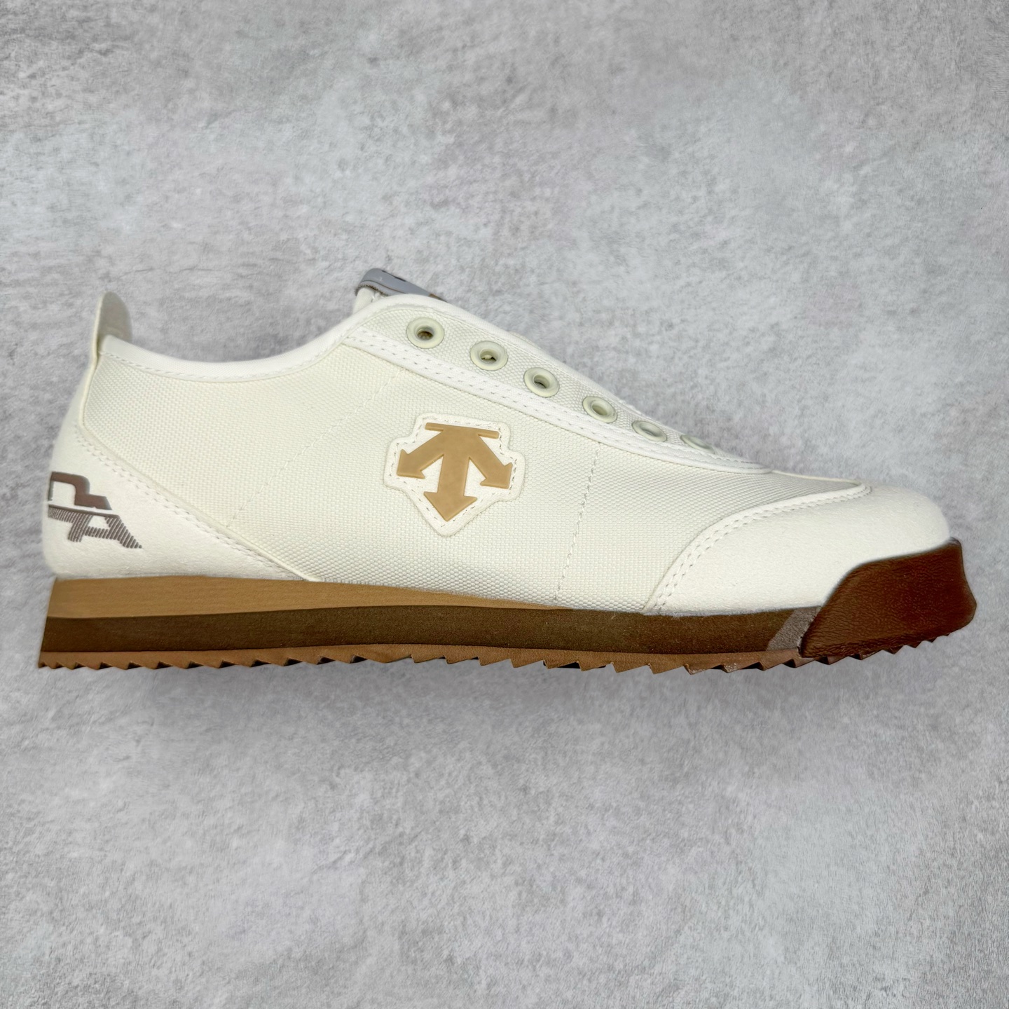 DESCENTE Sport Style Chron Racer迪桑特舒适百搭防滑耐磨低帮生活休闲鞋 是一款集复古与现代于一体的低帮跑步鞋 简洁的牛皮鞋面不仅彰显出时尚的质感 还适用于多种场合的穿搭 这款鞋子的透气性能极佳 轻质弹性鞋底则提供了良好的舒适度和耐磨性 使你在行走或跑步时都能感受到脚底的柔软与支撑 尺码：36 36.5 37.5 38 38.5 39 40 40.5 41 42 42.5 43 44 44.5 45-选品中心