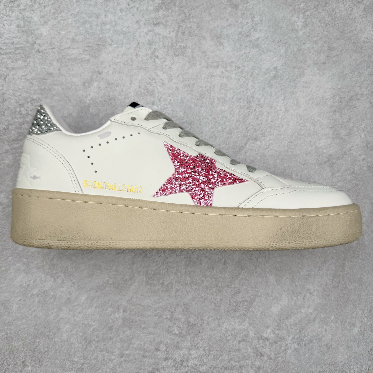 ＃纯原 Golden Goose Super-Star GGDB 小脏鞋休闲时尚板鞋 设计有一种不修边幅的酷感 特意做旧彰显自由随性 百搭无挑剔 订制高端柔软皮革 纯手工制作压印Logo 手工刷洗上色打蜡 确保每一双鞋子的独一无二不管是版型还是材料和质感都已经大幅度的超越同市场其它版本 Super-Star运动鞋是Golden Goose的常绿植物 由于使用了创新的材料和饰面 它在每个季节都伴随着其系列 这款牛皮皮革模型的鞋跟饰有黑色皮革鞋跟 绒面革GGDB星星和金属宇样 标志性的复古外观 尺码：35/45-选品中心