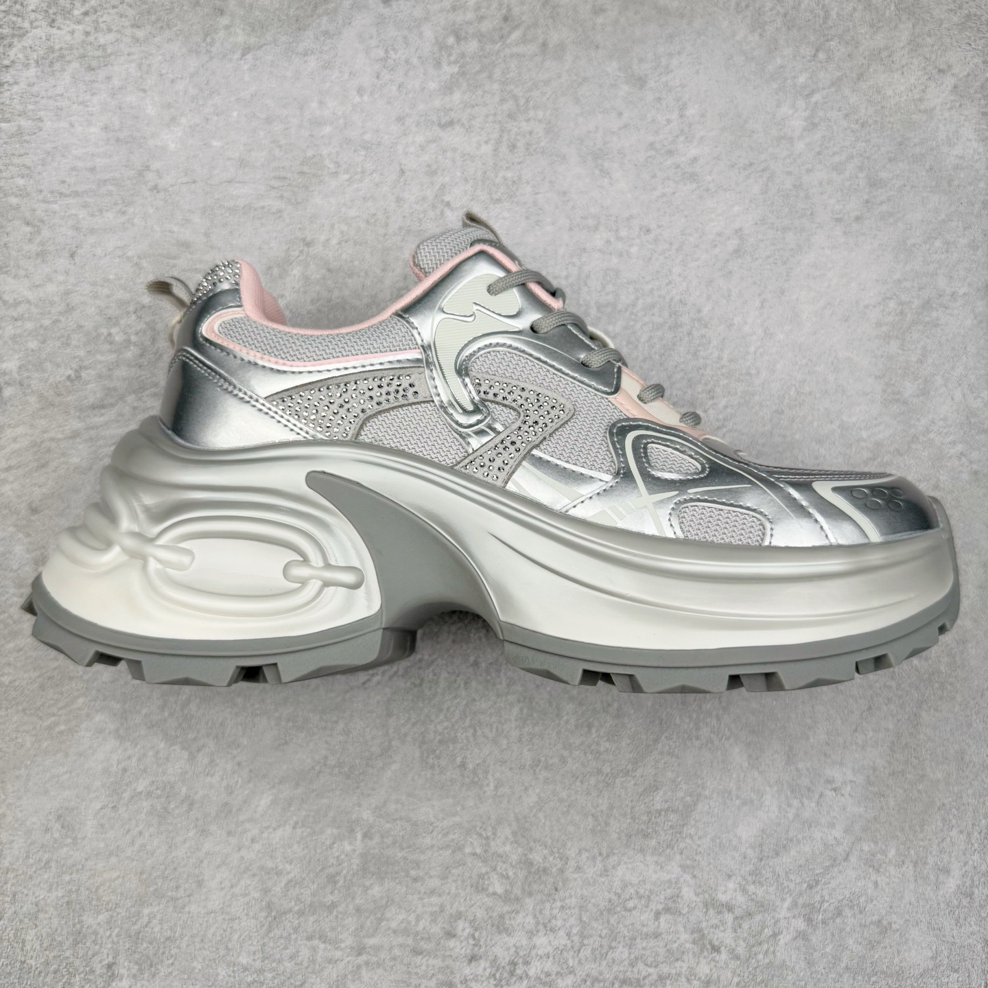 GG-CC 2025新款厚底增高休闲运动老爹鞋系列 广东大厂出品 7CM厚底增高 星河粒子 银白粉色 银角大王 完美细节 25ss春季新款厚底增高 大长腿 时髦look轻松定格 不费力展现率性氛围 高档银盒 酷帅机能风不规则设计大底 拼色造型设计 轻便舒适百搭 GGCC银白配色好温柔 三层组合月牙底 柔软有弹性的月牙底和增加舒适度显腿长的7cm增高 长时间走路和站立都不累脚舒适度和少女感 厚底增高 不管怎么搭都好看~尺码：35 36 37 38 39 40-选品中心