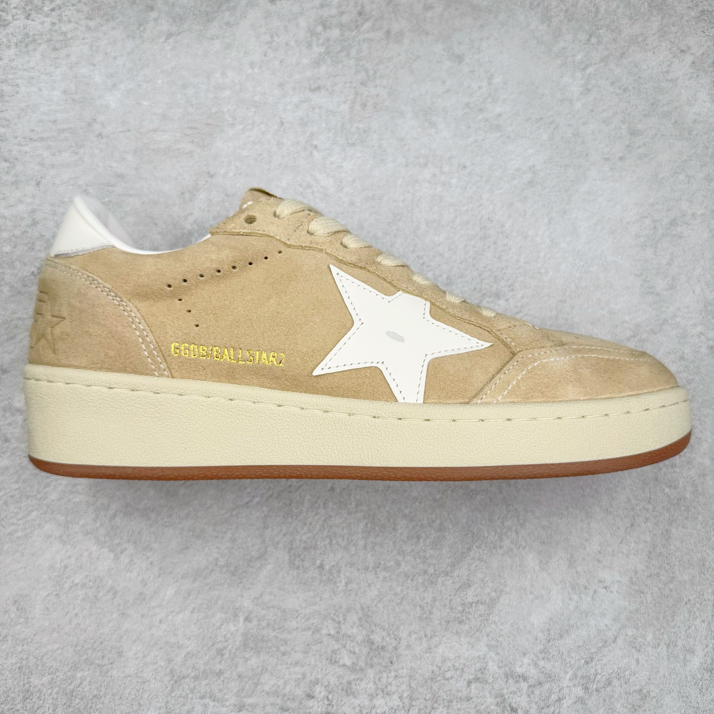 ＃纯原 Golden Goose Super-Star GGDB 小脏鞋休闲时尚板鞋 设计有一种不修边幅的酷感 特意做旧彰显自由随性 百搭无挑剔 订制高端柔软皮革 纯手工制作压印Logo 手工刷洗上色打蜡 确保每一双鞋子的独一无二不管是版型还是材料和质感都已经大幅度的超越同市场其它版本 Super-Star运动鞋是Golden Goose的常绿植物 由于使用了创新的材料和饰面 它在每个季节都伴随着其系列 这款牛皮皮革模型的鞋跟饰有黑色皮革鞋跟 绒面革GGDB星星和金属宇样 标志性的复古外观 尺码：35/45-选品中心