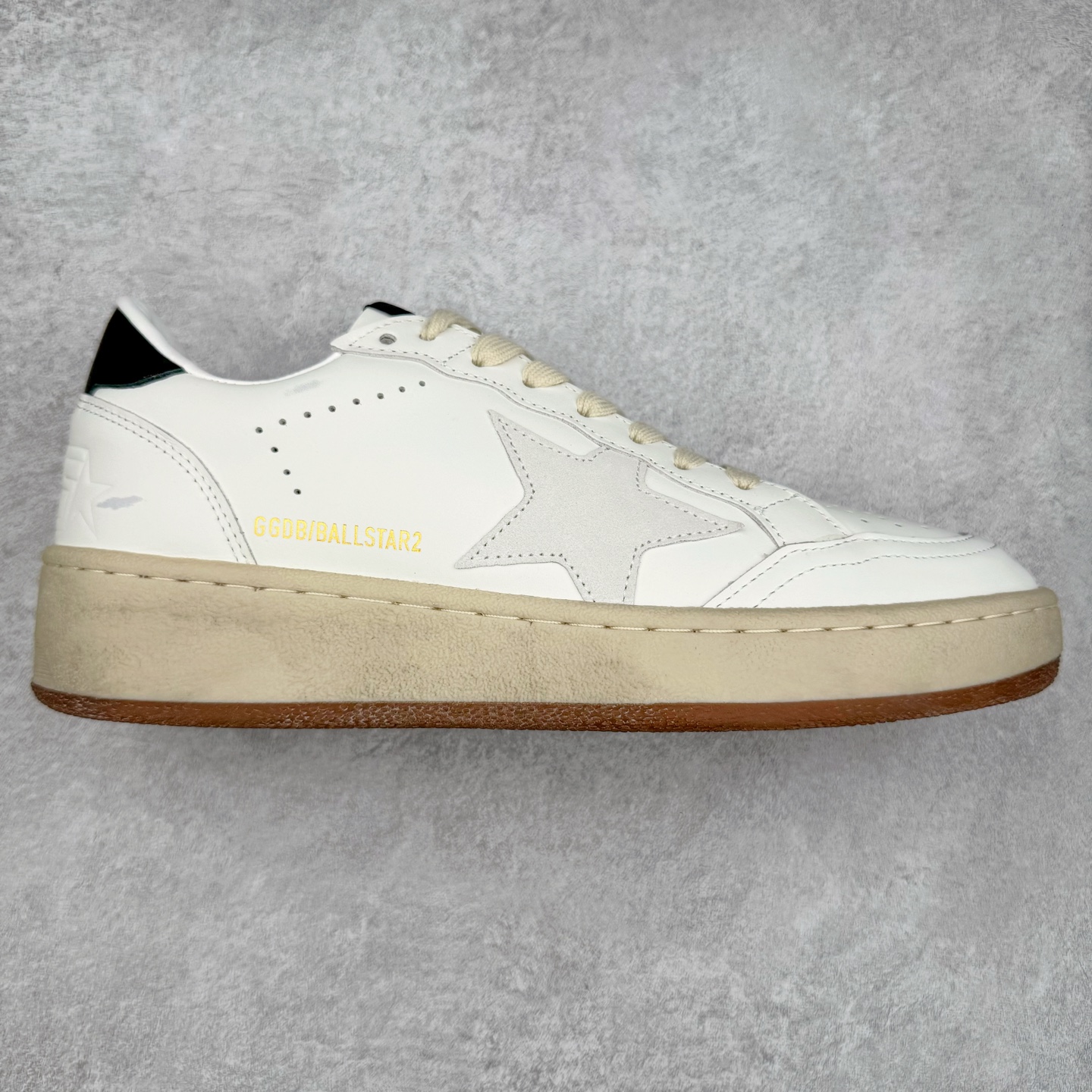 ＃纯原 Golden Goose Super-Star GGDB 小脏鞋休闲时尚板鞋 设计有一种不修边幅的酷感 特意做旧彰显自由随性 百搭无挑剔 订制高端柔软皮革 纯手工制作压印Logo 手工刷洗上色打蜡 确保每一双鞋子的独一无二不管是版型还是材料和质感都已经大幅度的超越同市场其它版本 Super-Star运动鞋是Golden Goose的常绿植物 由于使用了创新的材料和饰面 它在每个季节都伴随着其系列 这款牛皮皮革模型的鞋跟饰有黑色皮革鞋跟 绒面革GGDB星星和金属宇样 标志性的复古外观 尺码：35/45-选品中心