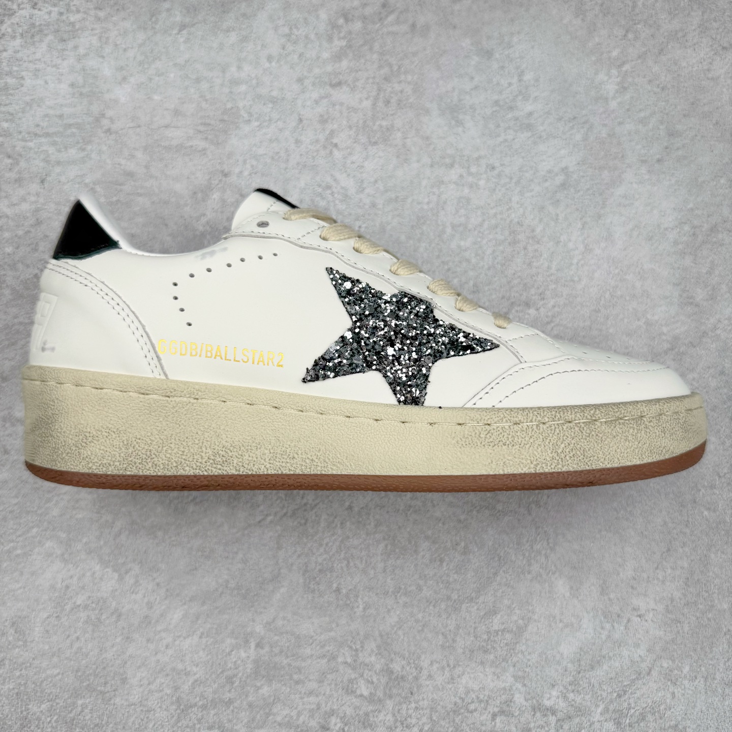 ＃纯原 Golden Goose Super-Star GGDB 小脏鞋休闲时尚板鞋 设计有一种不修边幅的酷感 特意做旧彰显自由随性 百搭无挑剔 订制高端柔软皮革 纯手工制作压印Logo 手工刷洗上色打蜡 确保每一双鞋子的独一无二不管是版型还是材料和质感都已经大幅度的超越同市场其它版本 Super-Star运动鞋是Golden Goose的常绿植物 由于使用了创新的材料和饰面 它在每个季节都伴随着其系列 这款牛皮皮革模型的鞋跟饰有黑色皮革鞋跟 绒面革GGDB星星和金属宇样 标志性的复古外观 尺码：35/45-选品中心