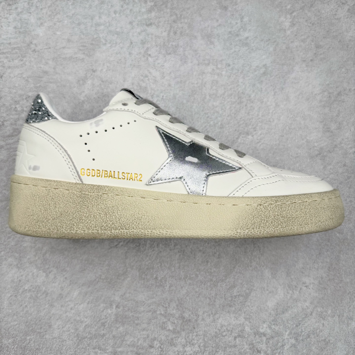 ＃纯原 Golden Goose Super-Star GGDB 小脏鞋休闲时尚板鞋 设计有一种不修边幅的酷感 特意做旧彰显自由随性 百搭无挑剔 订制高端柔软皮革 纯手工制作压印Logo 手工刷洗上色打蜡 确保每一双鞋子的独一无二不管是版型还是材料和质感都已经大幅度的超越同市场其它版本 Super-Star运动鞋是Golden Goose的常绿植物 由于使用了创新的材料和饰面 它在每个季节都伴随着其系列 这款牛皮皮革模型的鞋跟饰有黑色皮革鞋跟 绒面革GGDB星星和金属宇样 标志性的复古外观 尺码：35/45-选品中心