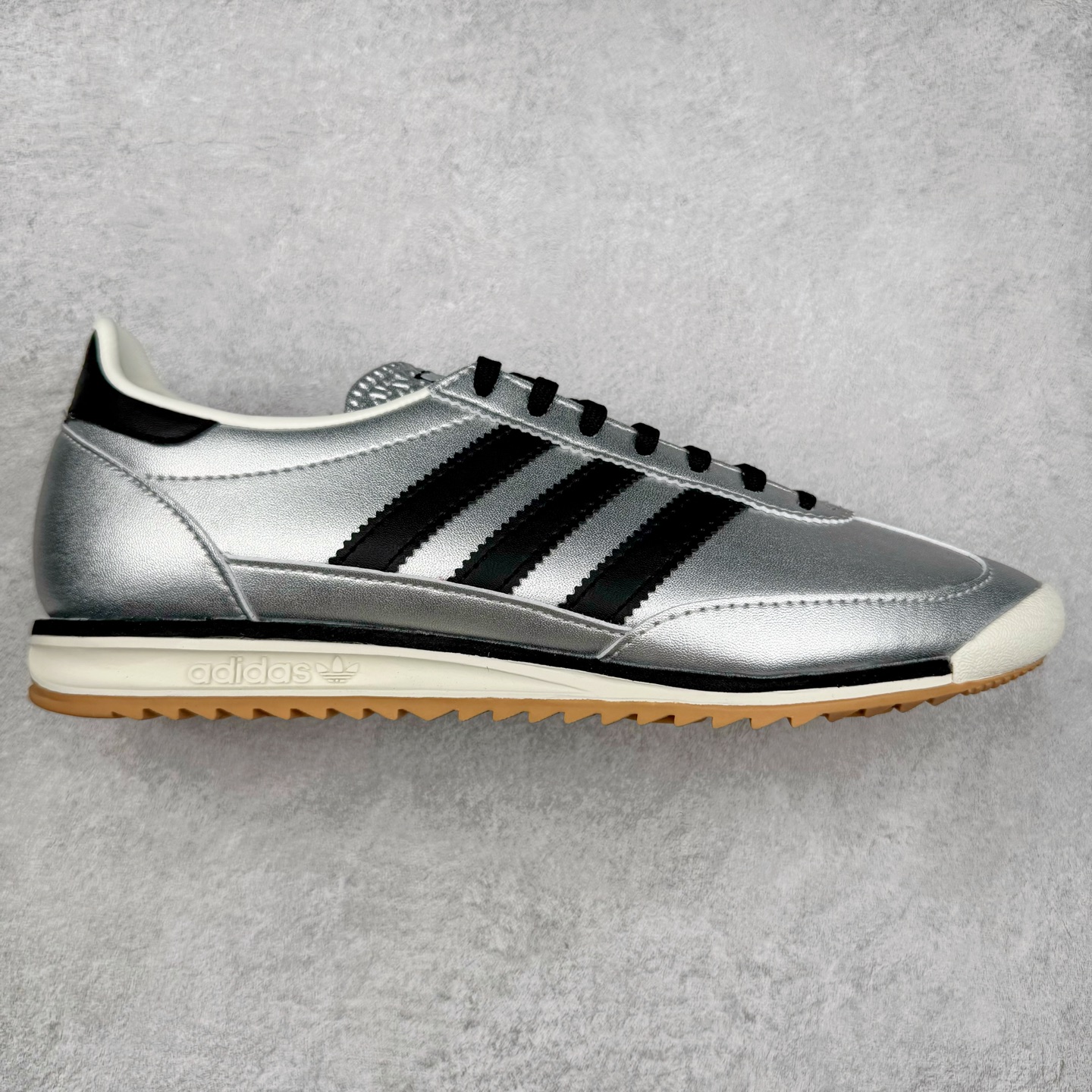 图片[9]-＃HP纯原 AD Wmns SL72 OG 系列德训足球风百搭低帮休闲运动板鞋 采用高弹EVA+MODEL+RB三层组合底 区别市面RB一体大底 三层组合鞋底重量与原鞋一致 Originals 将有「T 头鞋」造型的诞生于 1972 年的 SL72 鞋款复刻带回 各位买鞋又有新选择了 1972 年 SL72 问世后 引领了后来阿迪达斯的跑鞋发展方向 其中「SL」代表了 Super Light 彰显了产品轻便的特性 1972 年 SL72 问世后 引领了后来阿迪达斯的跑鞋发展方向 其中「SL」代表了 Super Light 彰显了产品轻便的特性 这次 Originals 延续其轻质经典的基因 带来男女两款 SL72 男生款带来 SL72 RS 鞋型 RS 意为 Reshaped（重塑）鞋款在保留了经典的外观基础上 在尼龙材质里增加了填充物 使鞋型更加挺立和饱满 鞋头则更加圆润 鞋底的 EVA 材质则增加了鞋款的高度 女生款则带来 SL72 OG W 鞋型 OG 顾名思义则是致敬经典款式 相较于 RS（Reshaped）鞋款 鞋身更加纤细 其整体鞋身轮廓、线条、细节、材质上尊崇 70 年代 SL72 的设计 还原经典味道 尺码：36 36⅔ 37⅓ 38 38⅔ 39⅓ 40 40⅔ 41⅓ 42 42⅔ 43⅓ 44 44⅔ 45-选品中心