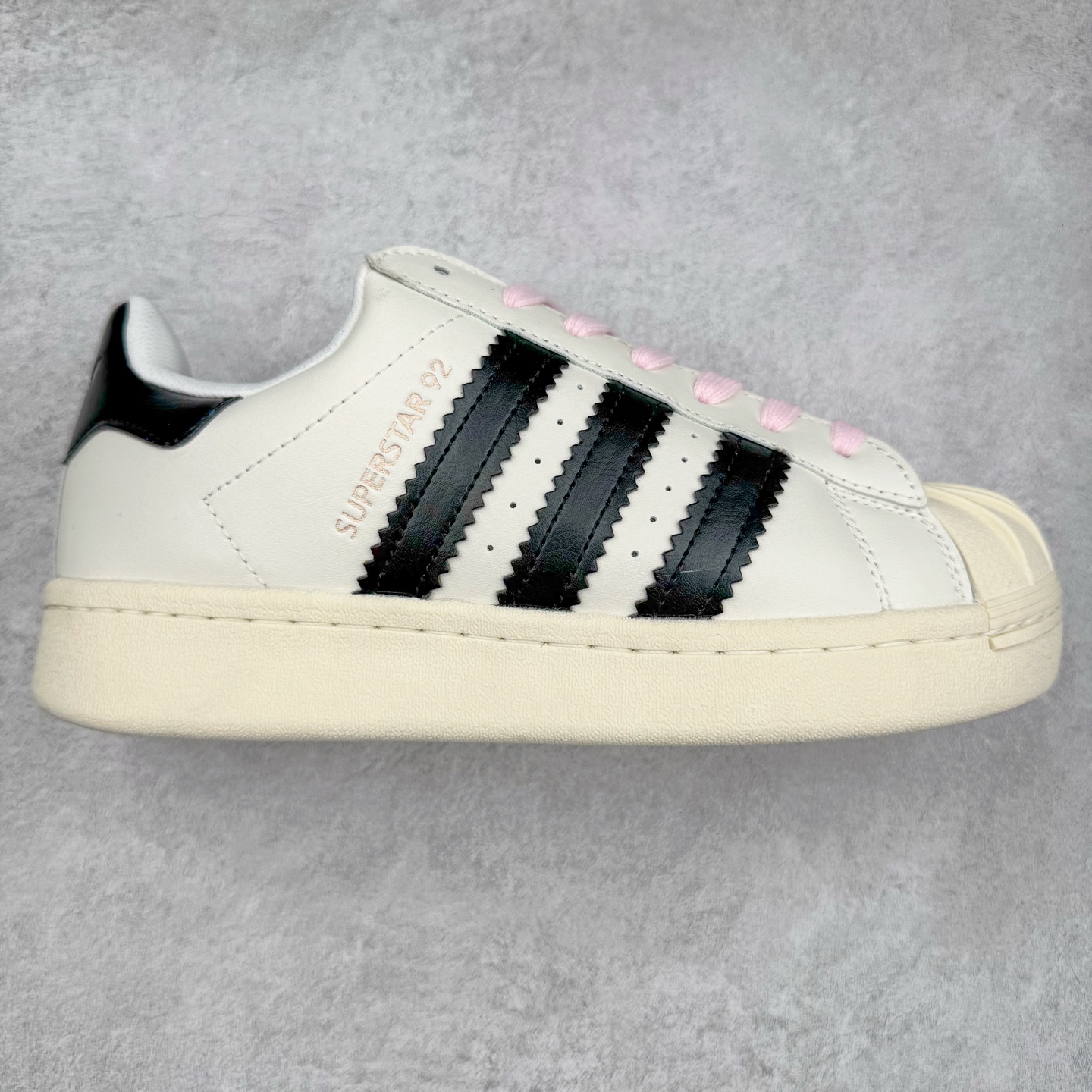 AD Originals Superstar 经典复古贝壳头板鞋 JI4268 诞生于1969年 是第一双将全皮面鞋 身与橡胶鞋头结合在一起的低帮篮球鞋 Superstar最开始 是作为高帮篮球鞋Pro Model的低帮版本而出现的 但因为其独特和醒目的橡胶鞋头造型而让大家熟知 被大家形象地称为\\\”shelltoe\\\”贝壳头 在70年代的美国职业篮球场上 接近3/4的NBA球员都将这双Superstar作为场上用鞋 80年代之后 经过不断的改良和发展 Superstar逐渐成为横跨时装、音乐、街头文化、休闲和运动等各大领域的时尚潮鞋 尺码：36 36.5 37 38 38.5 39 40 40.5 41 42 42.5 43 44 44.5 45-选品中心