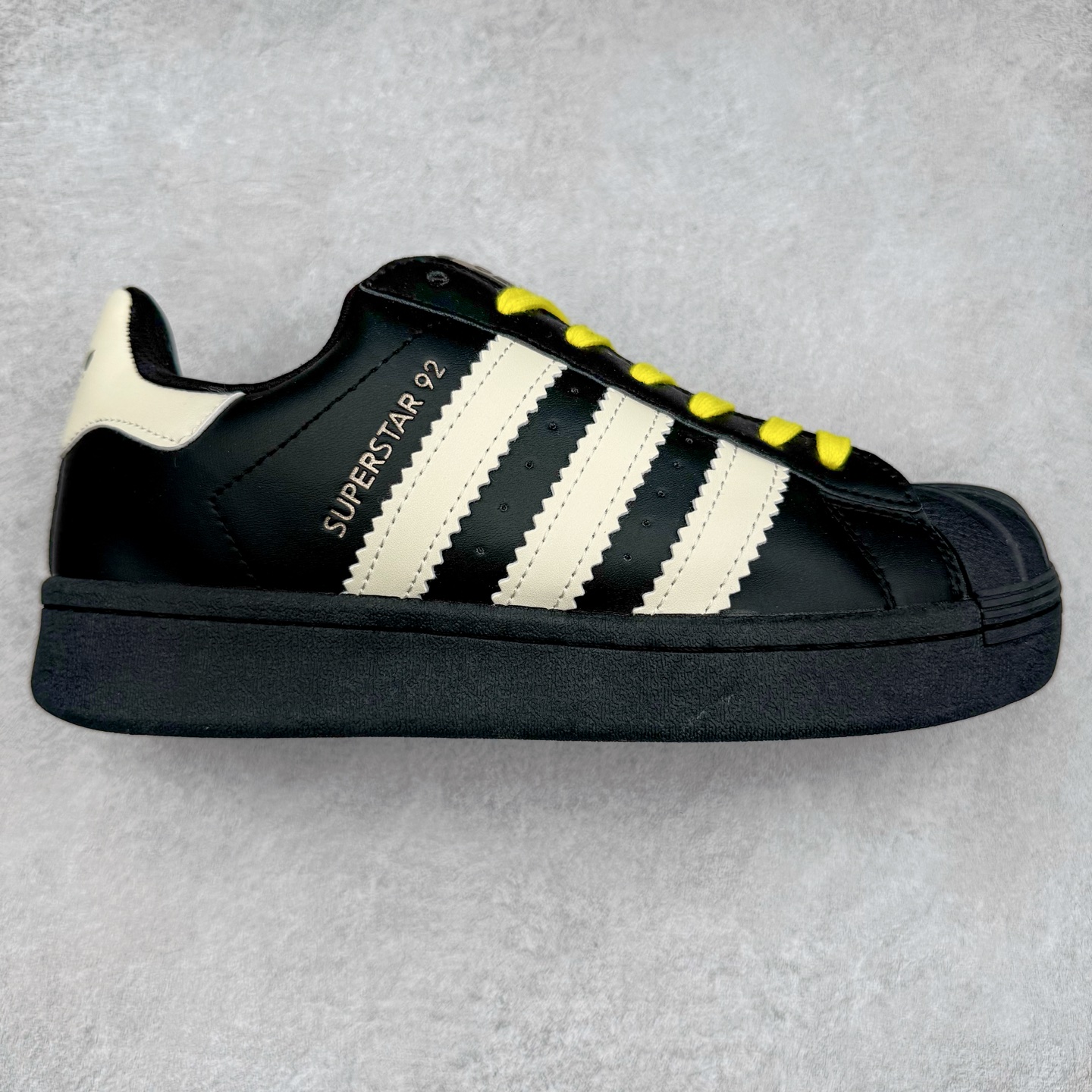 AD Originals Superstar 经典复古贝壳头板鞋 JI4267 诞生于1969年 是第一双将全皮面鞋 身与橡胶鞋头结合在一起的低帮篮球鞋 Superstar最开始 是作为高帮篮球鞋Pro Model的低帮版本而出现的 但因为其独特和醒目的橡胶鞋头造型而让大家熟知 被大家形象地称为\\\”shelltoe\\\”贝壳头 在70年代的美国职业篮球场上 接近3/4的NBA球员都将这双Superstar作为场上用鞋 80年代之后 经过不断的改良和发展 Superstar逐渐成为横跨时装、音乐、街头文化、休闲和运动等各大领域的时尚潮鞋 尺码：36 36.5 37 38 38.5 39 40 40.5 41 42 42.5 43 44 44.5 45-选品中心