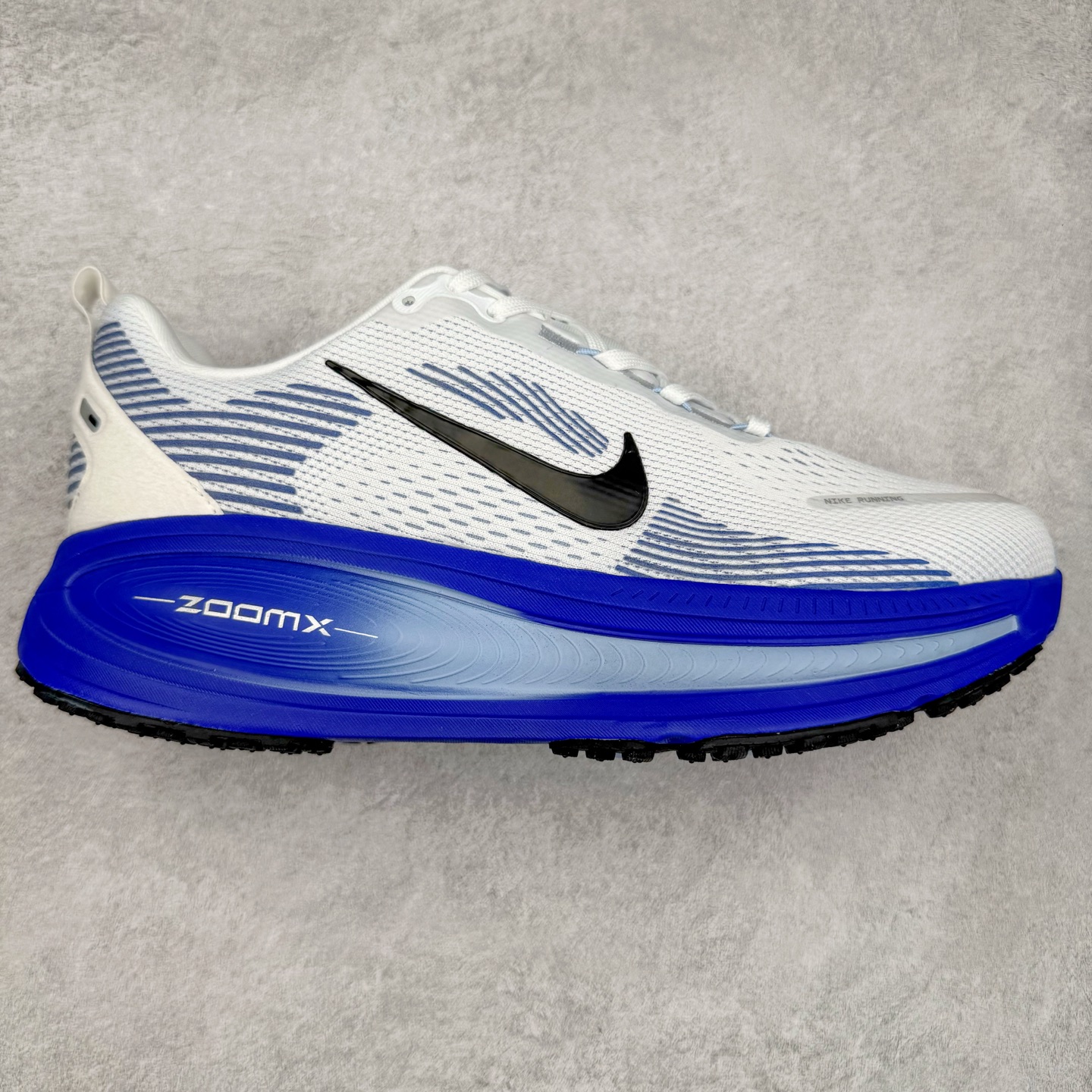 NK Air Zoom Vomero 18 轻便舒适公路跑步鞋 HM6803-104 质感柔软 弹力充沛 助力一路畅跑 乐享不停 厚实泡绵缔造舒适的回弹效果 铸就出色跑步表现 该鞋款轻盈透气 带你步入舒适新境界 疾速刺激感和非凡舒适脚感交织 定能让跑者在迈步间找到渴望已久的跑步乐趣 自如掌控跑步节奏、配速和里程 足底缓震配置赋予双足柔软舒适感受 助你一路畅跑 缓震设计 在双足触地时有助提供舒适脚感 搭载性能出众的 ZoomX 和 Cushlon 泡绵 营造柔软舒适脚感 助你稳稳迈步 基于跑者反馈 简化中底设计 带来出色舒适感 尺码：36 36.5 37.5 38 38.5 39 40 40.5 41 42 42.5 43 44 44.5 45-选品中心