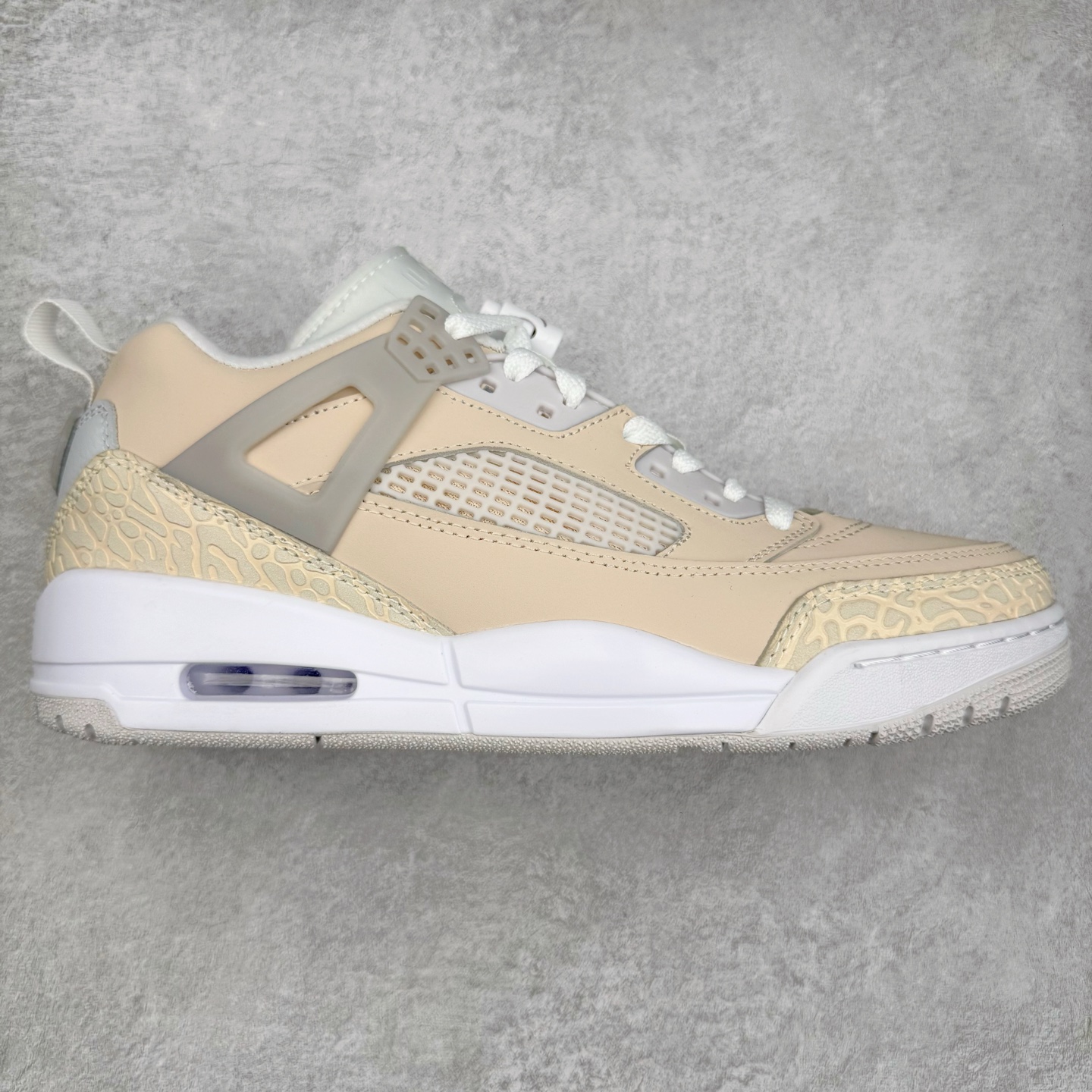 Jordan Spizike Low AJ复古低帮篮球鞋 HV6528-100 这款鞋子著名导演斯派克李的Jordan Spizike专属 预计于明年夏季推出全新低帮版本 将包括三款配色 经典爆裂纹非常复古 两款配色分别以大学红和黑曜石蓝进行区分 鞋身设计中依旧带有大象爆裂纹、鞋侧束带、塑胶网布等经典元素 之后 在鞋舌、内衬以及鞋底等位置缀以大学红和黑曜石蓝搭配 带来全新造型 尺码：36 36.5 37.5 38 38.5 39 40 40.5 41 42 42.5 43 44 44.5 45 46 47.5-选品中心