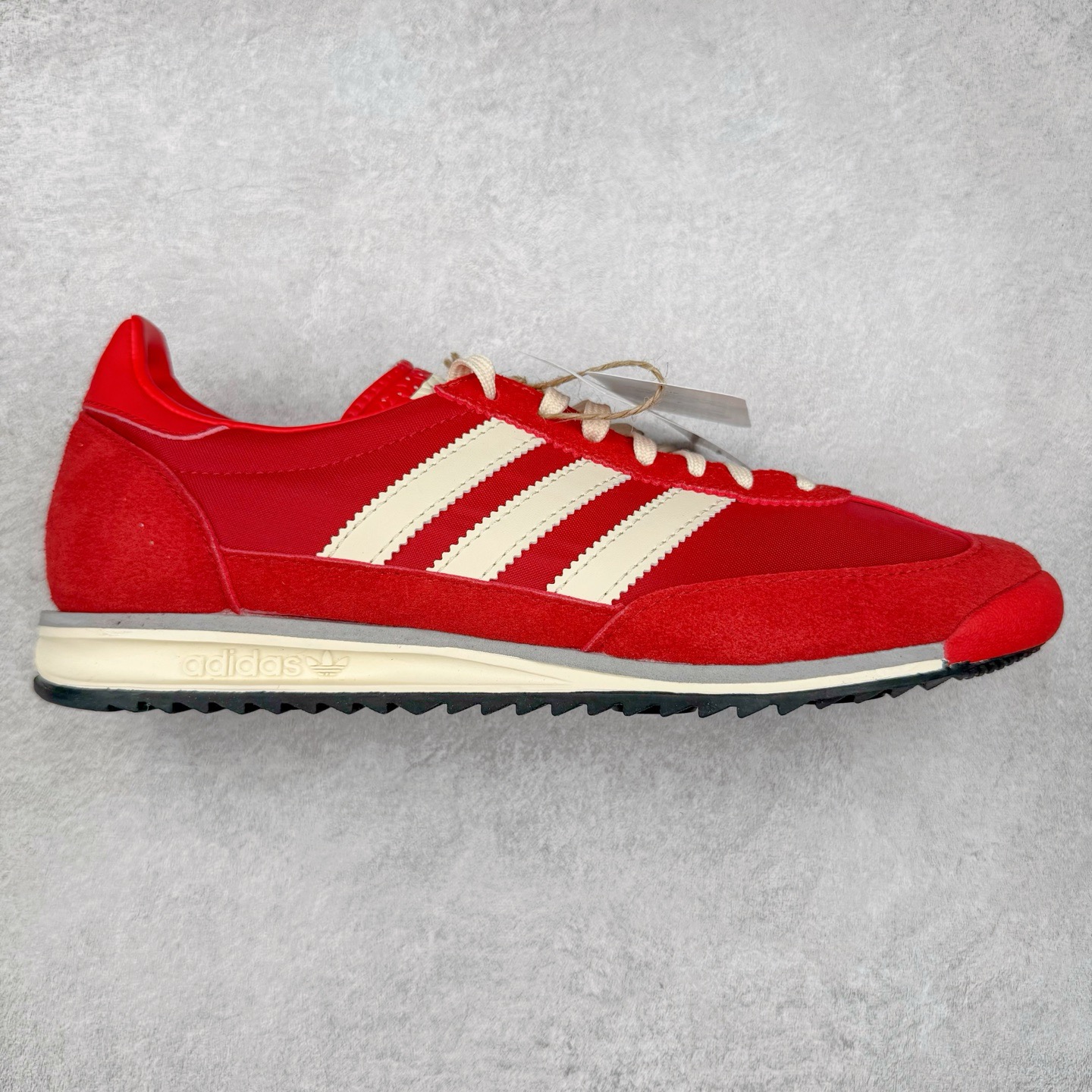 图片[6]-＃HP纯原 AD Wmns SL72 OG 系列德训足球风百搭低帮休闲运动板鞋 采用高弹EVA+MODEL+RB三层组合底 区别市面RB一体大底 三层组合鞋底重量与原鞋一致 Originals 将有「T 头鞋」造型的诞生于 1972 年的 SL72 鞋款复刻带回 各位买鞋又有新选择了 1972 年 SL72 问世后 引领了后来阿迪达斯的跑鞋发展方向 其中「SL」代表了 Super Light 彰显了产品轻便的特性 1972 年 SL72 问世后 引领了后来阿迪达斯的跑鞋发展方向 其中「SL」代表了 Super Light 彰显了产品轻便的特性 这次 Originals 延续其轻质经典的基因 带来男女两款 SL72 男生款带来 SL72 RS 鞋型 RS 意为 Reshaped（重塑）鞋款在保留了经典的外观基础上 在尼龙材质里增加了填充物 使鞋型更加挺立和饱满 鞋头则更加圆润 鞋底的 EVA 材质则增加了鞋款的高度 女生款则带来 SL72 OG W 鞋型 OG 顾名思义则是致敬经典款式 相较于 RS（Reshaped）鞋款 鞋身更加纤细 其整体鞋身轮廓、线条、细节、材质上尊崇 70 年代 SL72 的设计 还原经典味道 尺码：36 36⅔ 37⅓ 38 38⅔ 39⅓ 40 40⅔ 41⅓ 42 42⅔ 43⅓ 44 44⅔ 45-选品中心