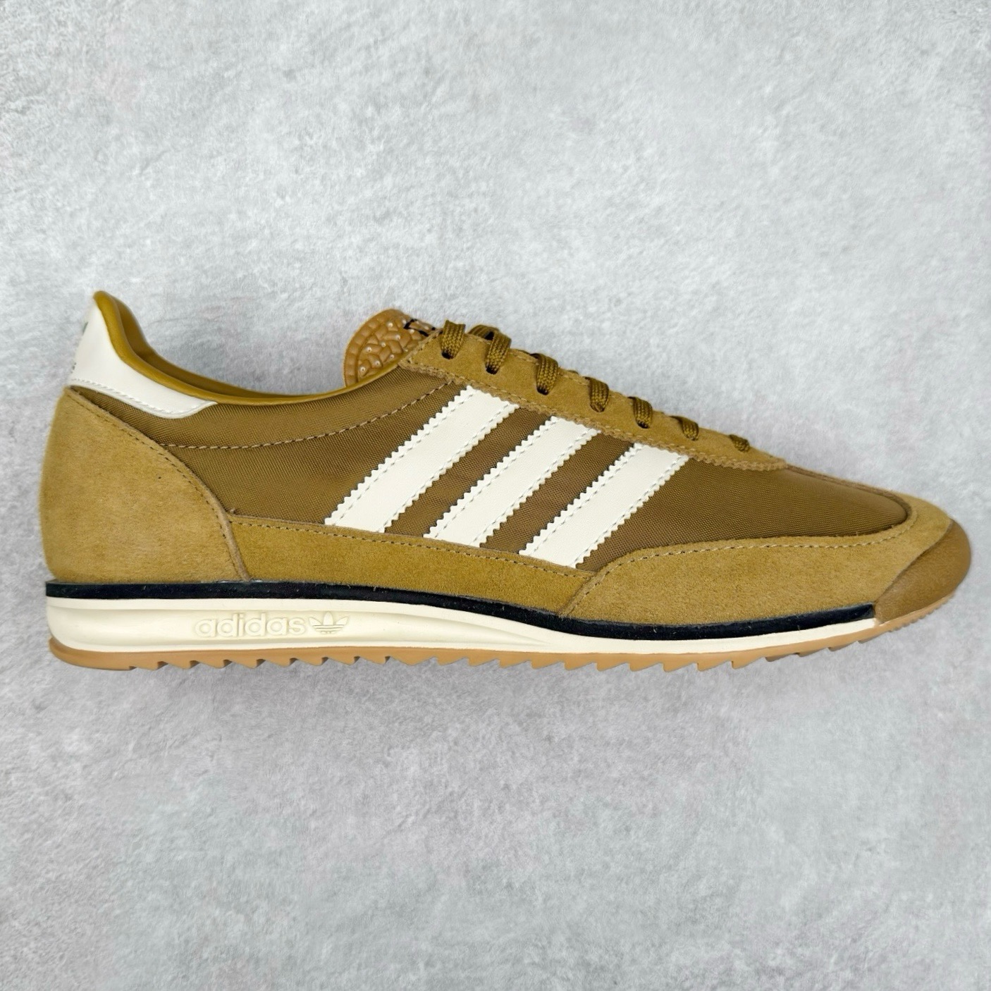 图片[8]-＃HP纯原 AD Wmns SL72 OG 系列德训足球风百搭低帮休闲运动板鞋 采用高弹EVA+MODEL+RB三层组合底 区别市面RB一体大底 三层组合鞋底重量与原鞋一致 Originals 将有「T 头鞋」造型的诞生于 1972 年的 SL72 鞋款复刻带回 各位买鞋又有新选择了 1972 年 SL72 问世后 引领了后来阿迪达斯的跑鞋发展方向 其中「SL」代表了 Super Light 彰显了产品轻便的特性 1972 年 SL72 问世后 引领了后来阿迪达斯的跑鞋发展方向 其中「SL」代表了 Super Light 彰显了产品轻便的特性 这次 Originals 延续其轻质经典的基因 带来男女两款 SL72 男生款带来 SL72 RS 鞋型 RS 意为 Reshaped（重塑）鞋款在保留了经典的外观基础上 在尼龙材质里增加了填充物 使鞋型更加挺立和饱满 鞋头则更加圆润 鞋底的 EVA 材质则增加了鞋款的高度 女生款则带来 SL72 OG W 鞋型 OG 顾名思义则是致敬经典款式 相较于 RS（Reshaped）鞋款 鞋身更加纤细 其整体鞋身轮廓、线条、细节、材质上尊崇 70 年代 SL72 的设计 还原经典味道 尺码：36 36⅔ 37⅓ 38 38⅔ 39⅓ 40 40⅔ 41⅓ 42 42⅔ 43⅓ 44 44⅔ 45-选品中心