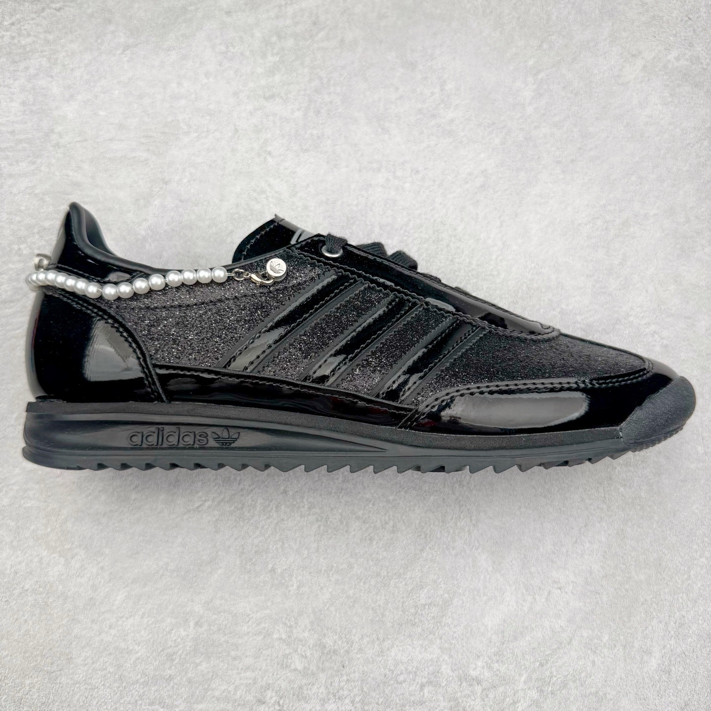 图片[7]-＃HP纯原 AD Wmns SL72 OG 系列德训足球风百搭低帮休闲运动板鞋 采用高弹EVA+MODEL+RB三层组合底 区别市面RB一体大底 三层组合鞋底重量与原鞋一致 Originals 将有「T 头鞋」造型的诞生于 1972 年的 SL72 鞋款复刻带回 各位买鞋又有新选择了 1972 年 SL72 问世后 引领了后来阿迪达斯的跑鞋发展方向 其中「SL」代表了 Super Light 彰显了产品轻便的特性 1972 年 SL72 问世后 引领了后来阿迪达斯的跑鞋发展方向 其中「SL」代表了 Super Light 彰显了产品轻便的特性 这次 Originals 延续其轻质经典的基因 带来男女两款 SL72 男生款带来 SL72 RS 鞋型 RS 意为 Reshaped（重塑）鞋款在保留了经典的外观基础上 在尼龙材质里增加了填充物 使鞋型更加挺立和饱满 鞋头则更加圆润 鞋底的 EVA 材质则增加了鞋款的高度 女生款则带来 SL72 OG W 鞋型 OG 顾名思义则是致敬经典款式 相较于 RS（Reshaped）鞋款 鞋身更加纤细 其整体鞋身轮廓、线条、细节、材质上尊崇 70 年代 SL72 的设计 还原经典味道 尺码：36 36⅔ 37⅓ 38 38⅔ 39⅓ 40 40⅔ 41⅓ 42 42⅔ 43⅓ 44 44⅔ 45-选品中心