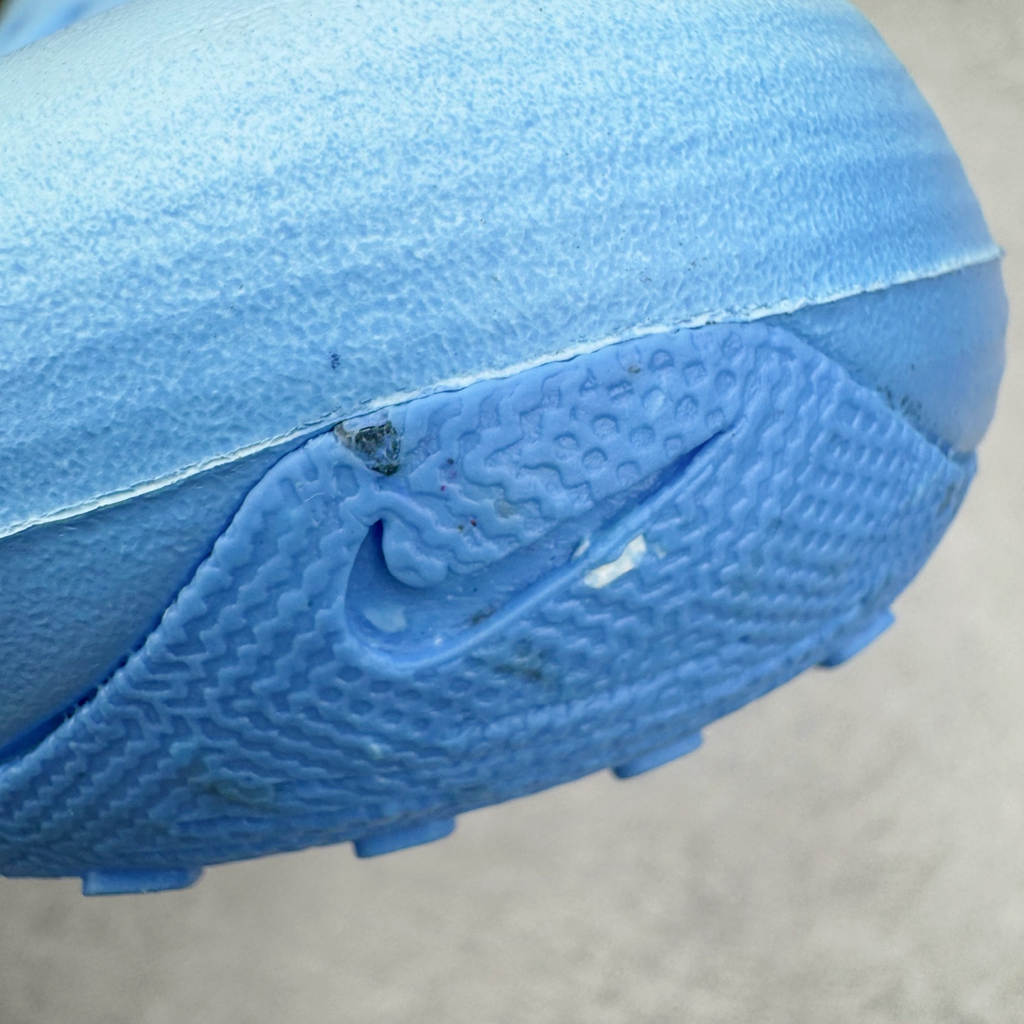 图片[11]-＃DC纯原 NK ReactX Rejuven8 简约舒适百搭洞洞鞋 HV5060-301 重金购入原鞋及原档案磨具生产指令开发 唯一正确组合大底 组合侧面Logo 鞋头不过分上翘 后跟Logo 凹凸明显 轮廓分明 LOGO内侧钢印清晰工整 原厂磨具全鞋无多余毛边 同源公司EVA粒子环保塑料 原厂指令配方 无任何异味 弹性卡色均保持原鞋一致 匠心打造 鞋口弧度大小 鞋面色泽质感同步原鞋 LOGO内侧钢印清晰工整 从名字就能看出，这款鞋搭载了React X缓震科技，保证了舒适的脚感和轻盈的穿着体验。设计上，这双鞋采用了近几年非常流行的洞洞鞋风格，但特别之处在于加入了波浪纹路细节，让整个鞋型看起来更有立体感，视觉上也增添了几分现代感。尺码：36 36.5 37.5 38 38.5 39 40 40.5 41 42 42.5 43 44 44.5 45 46-选品中心